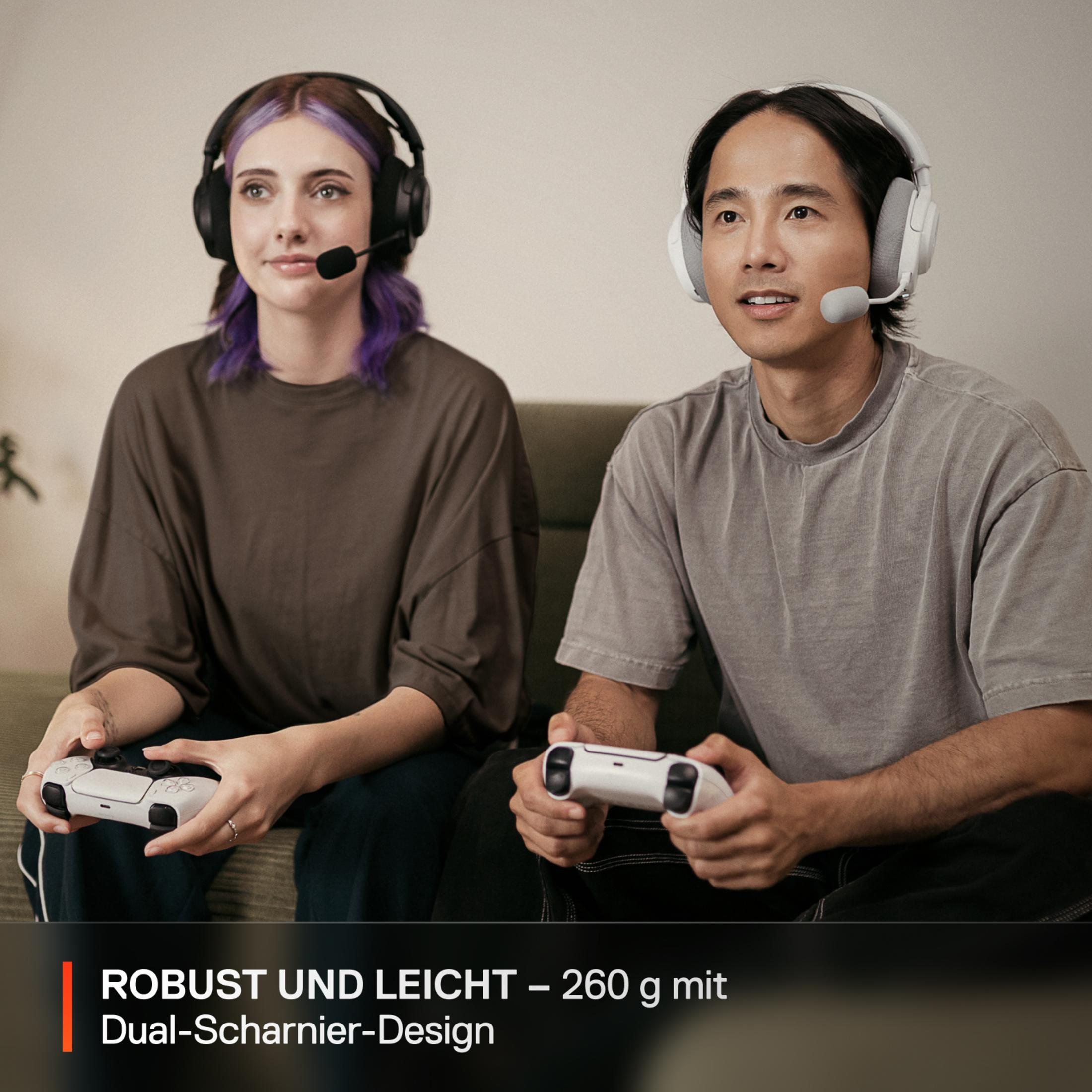 Un hombre y una mujer con auriculares juegan videojuegos con mandos.