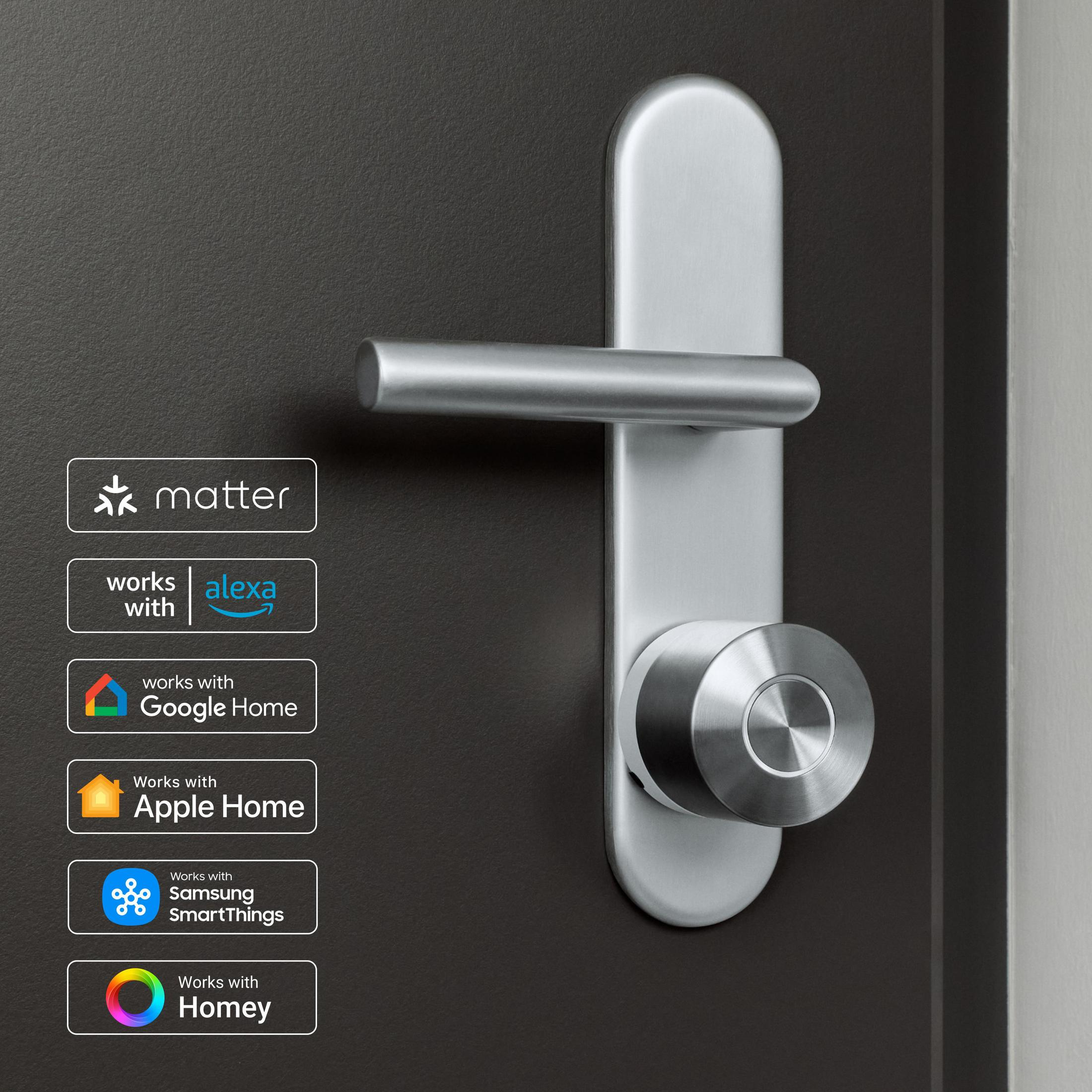 Un tirador de puerta plateado con logotipos de Matter, Alexa, Google Home, Apple Home, Samsung SmartThings y Homey.