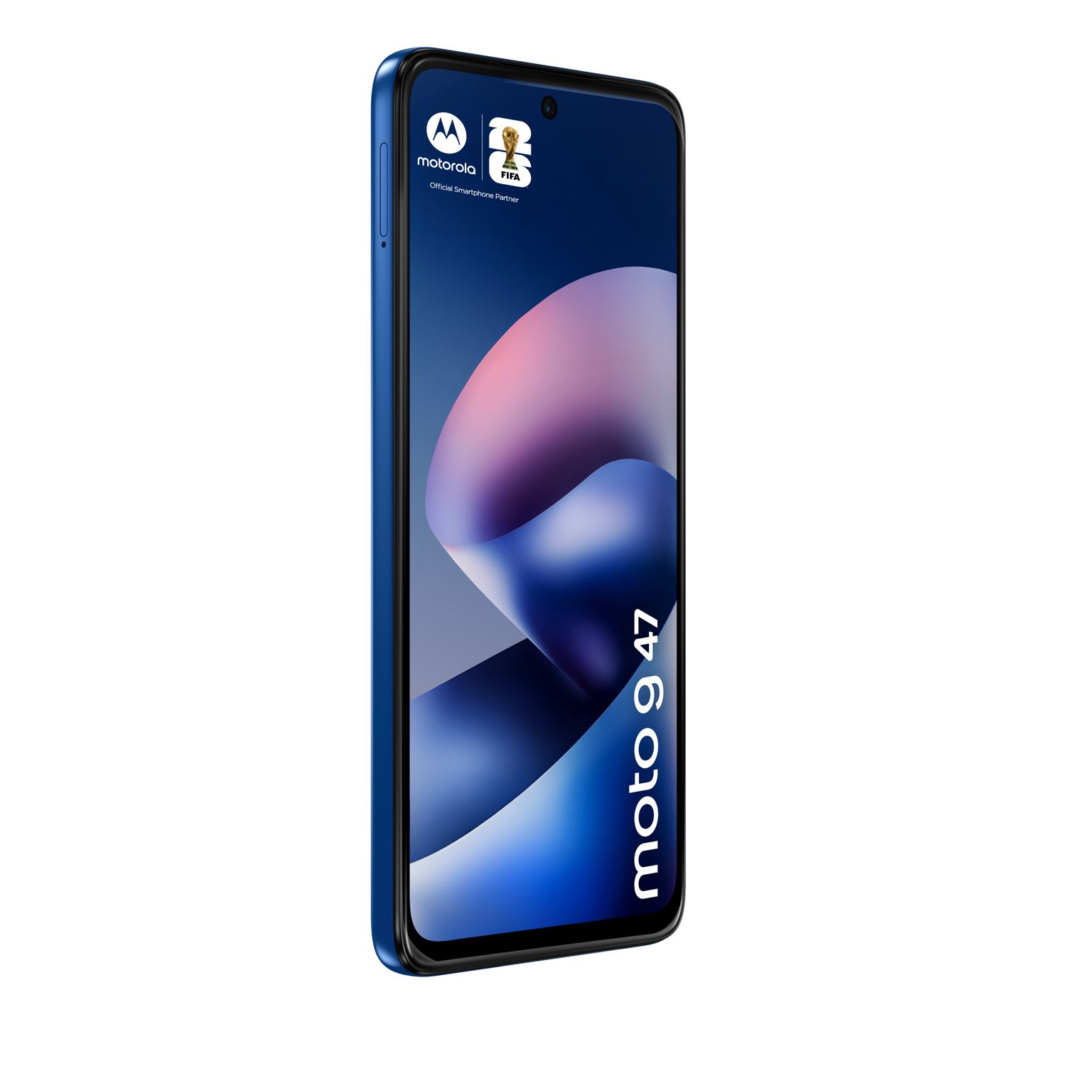 Blaues Motorola Moto G 47 Smartphone mit FIFA-Logo und abstraktem Hintergrund.