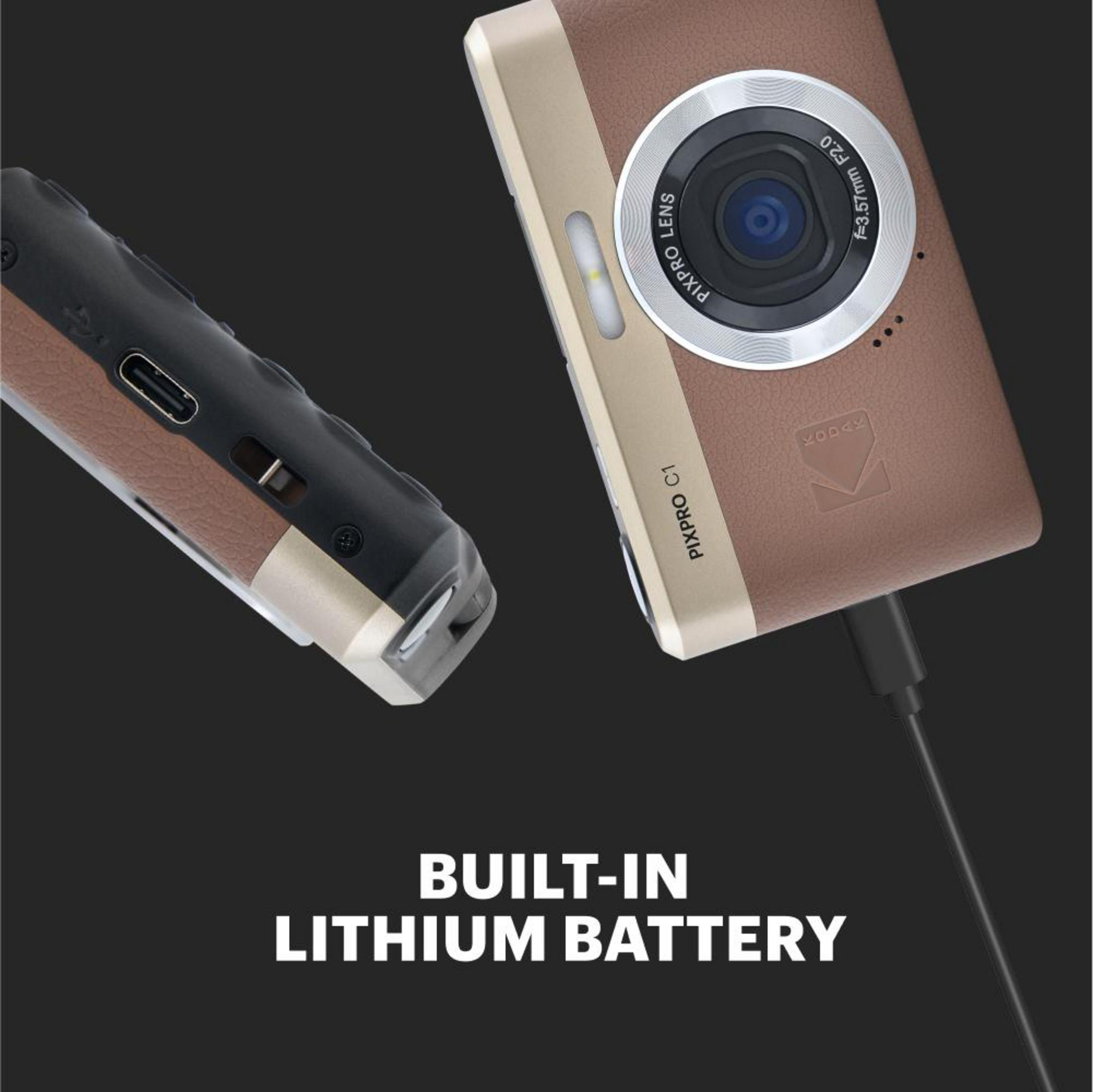 Un Kodak Pixpro C1 marrón con detalles de lente y puerto USB-C, siendo cargado.