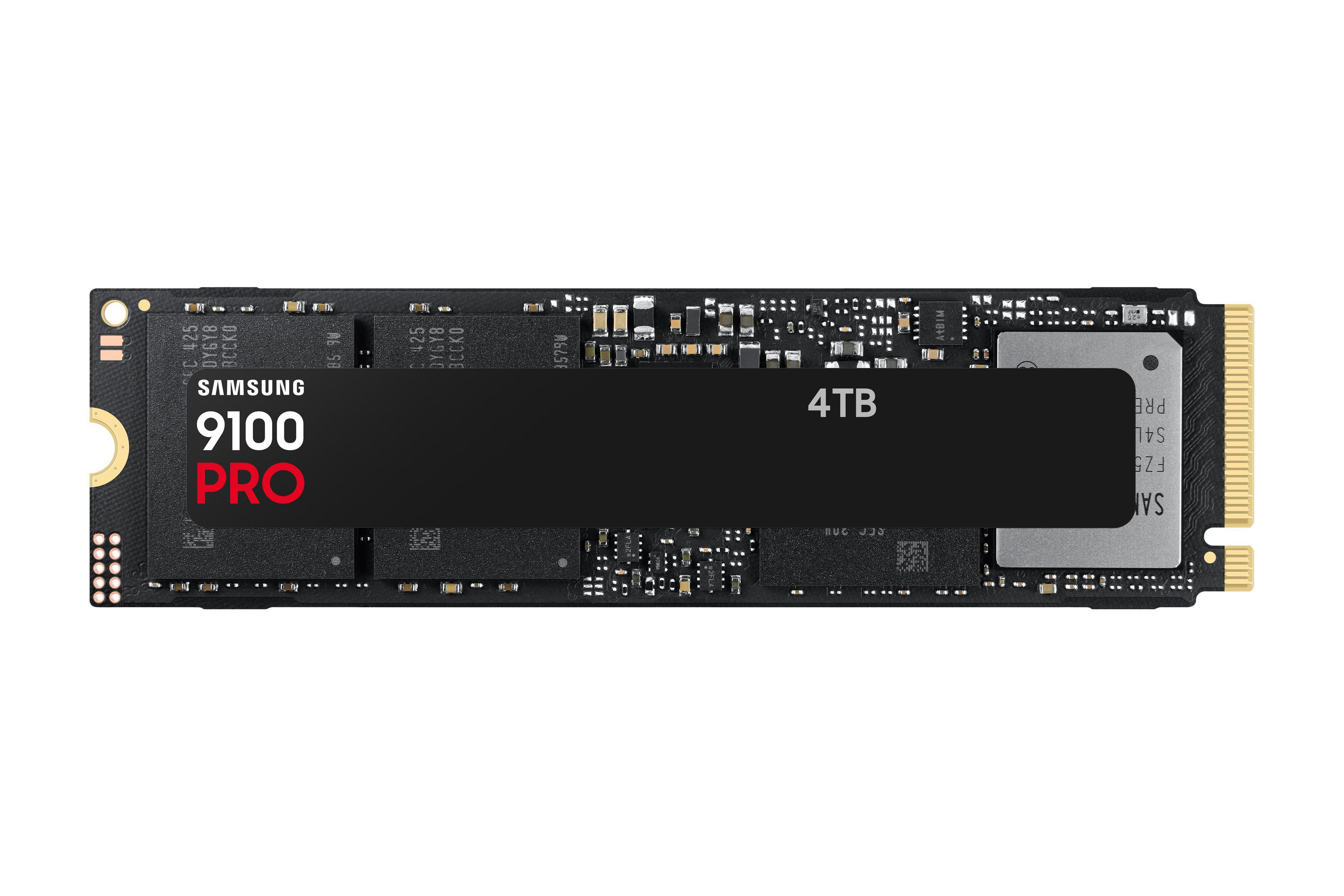 Un SSD Samsung 9100 Pro da 4TB con connettore dorato e scheda nera.
