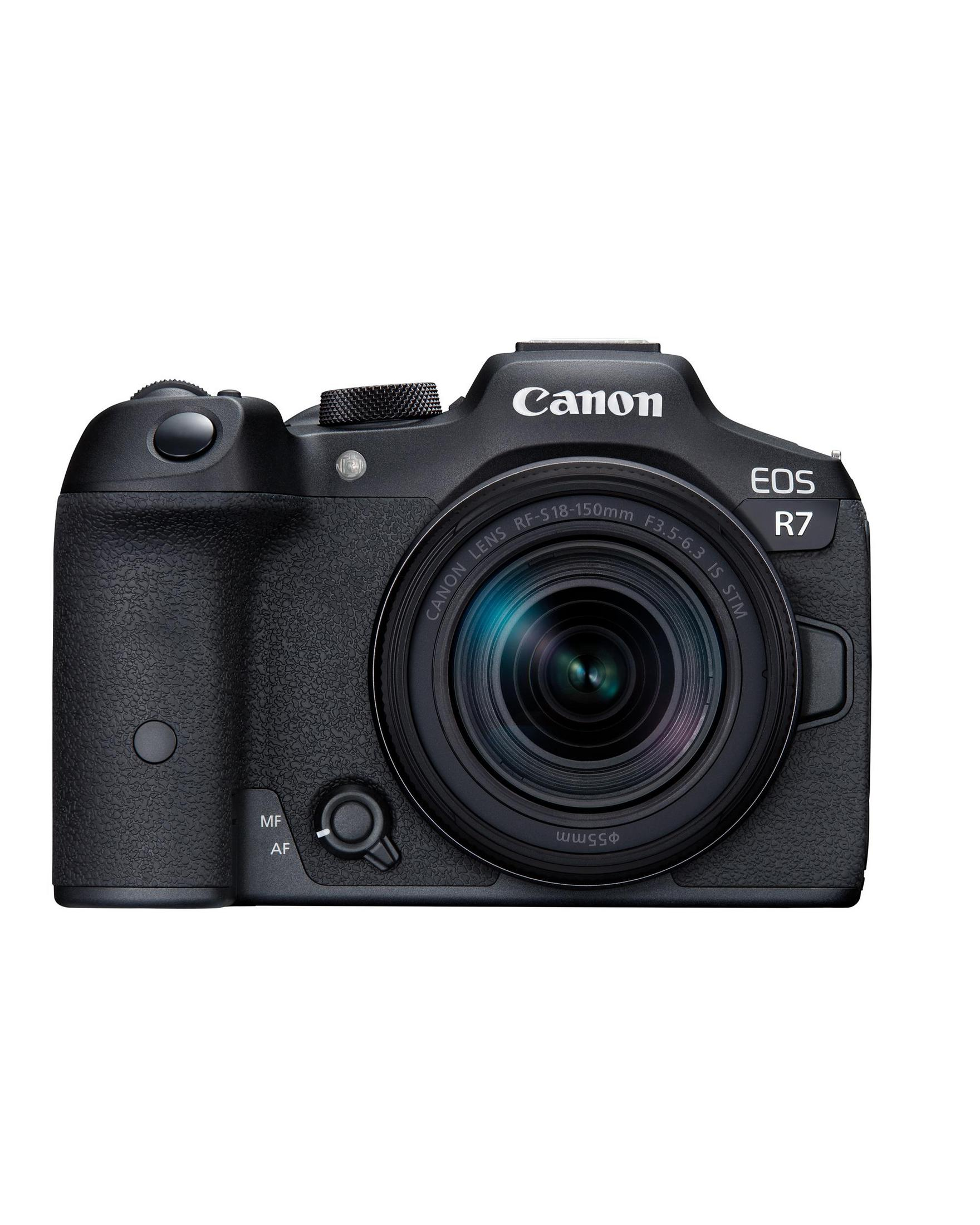 Fotocamera Canon EOS R7 nera con obiettivo RF-S 18-150mm. Sfondo bianco.