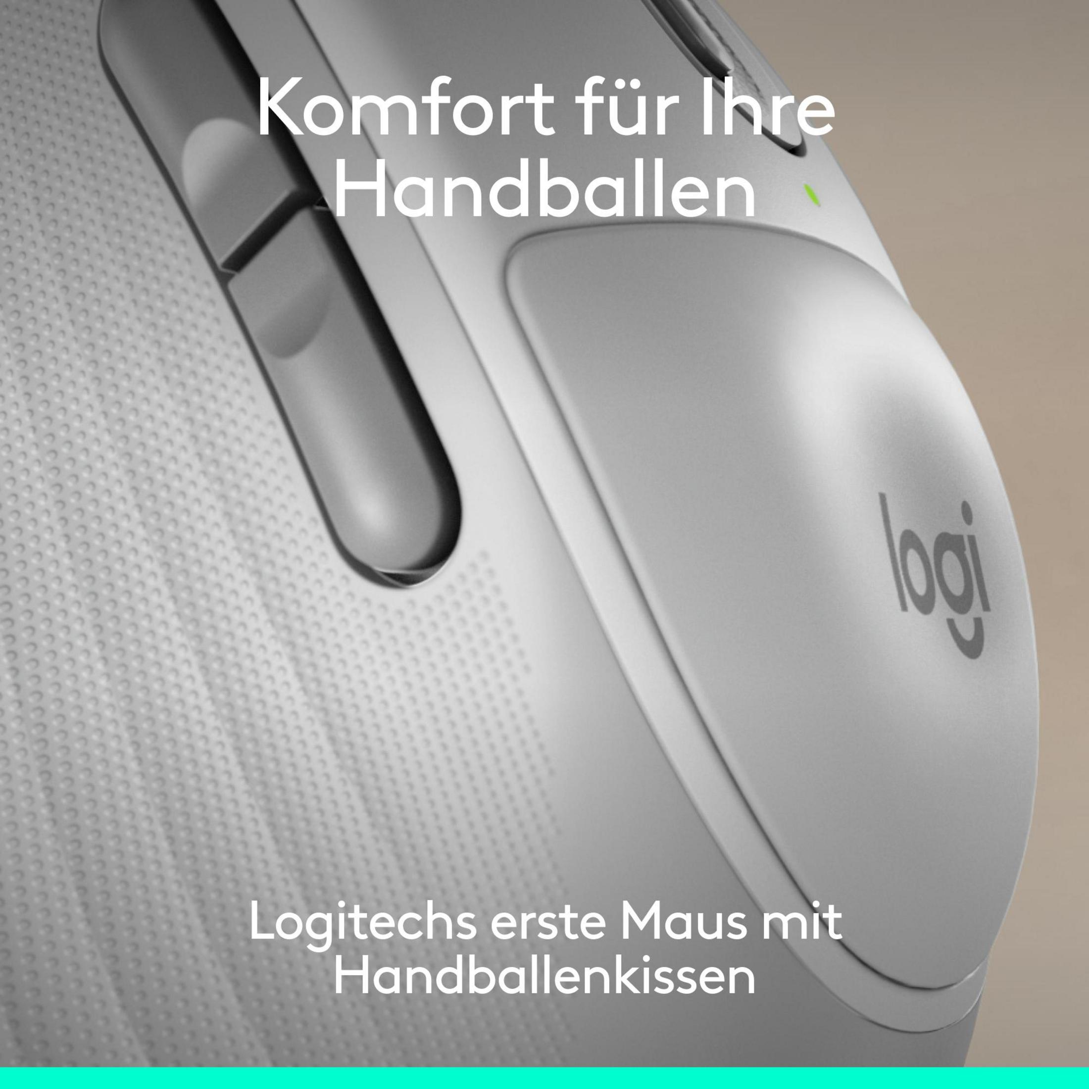 Eine weiße Logitech Maus mit Text. Nahaufnahme.