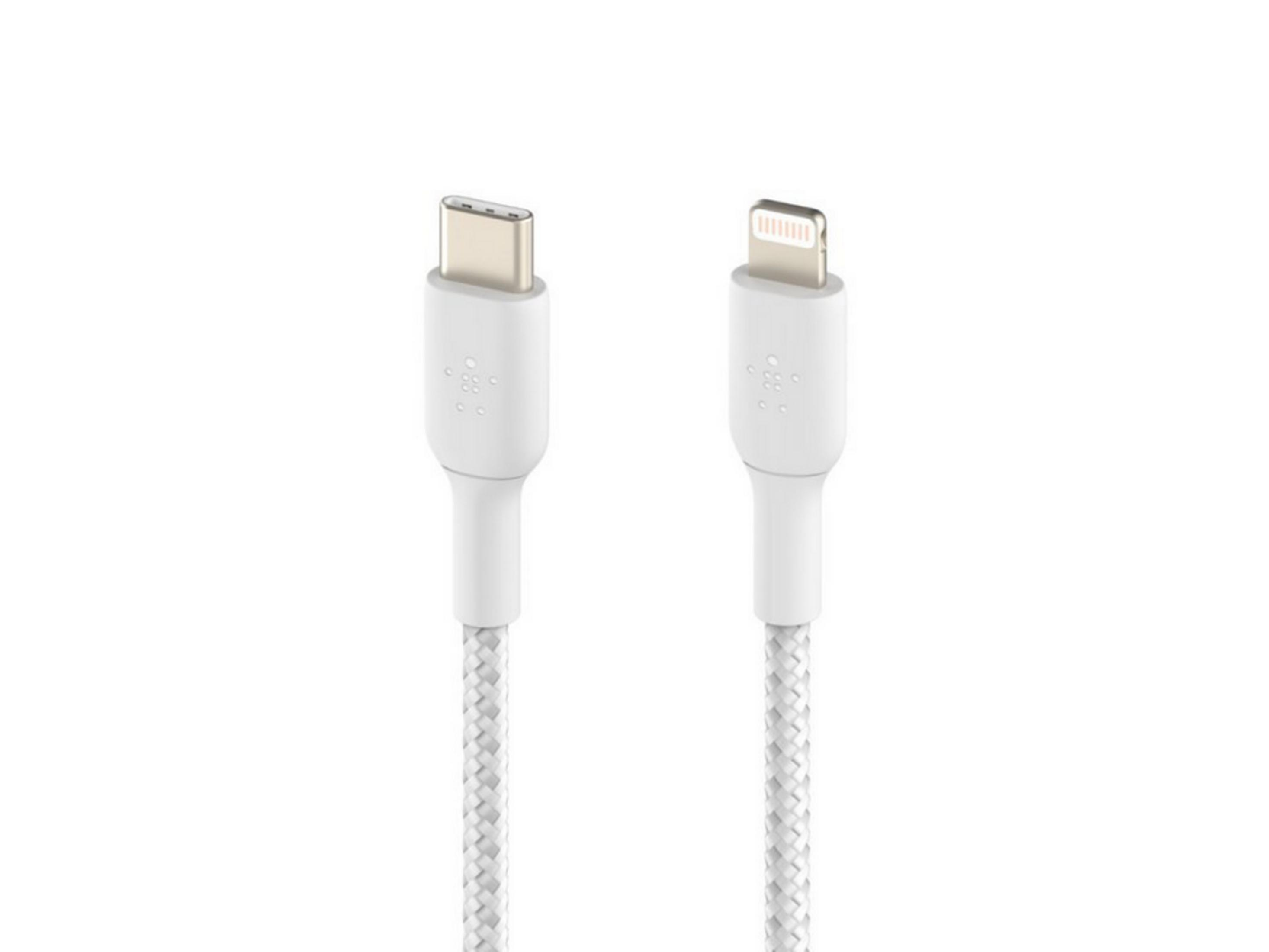 Due cavi di ricarica bianchi con connettori diversi, USB-C e Lightning.