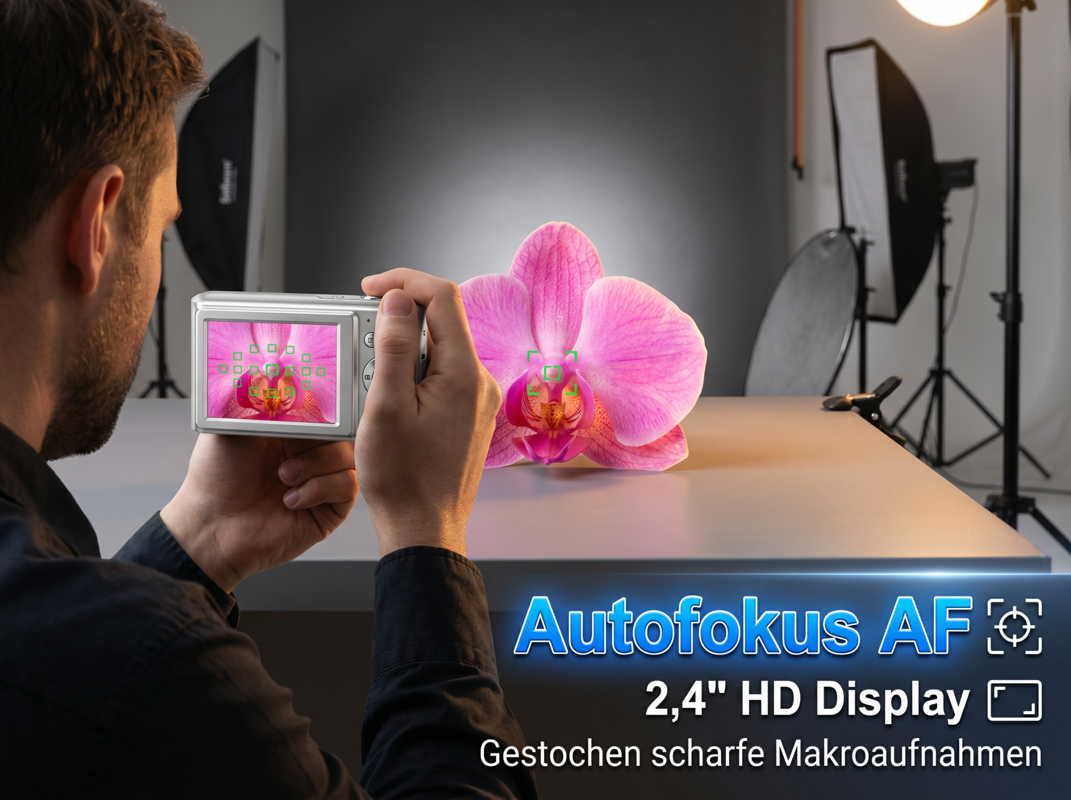 Ein Mann fotografiert eine pinke Orchidee mit einer Kamera. Studiobeleuchtung im Hintergrund.