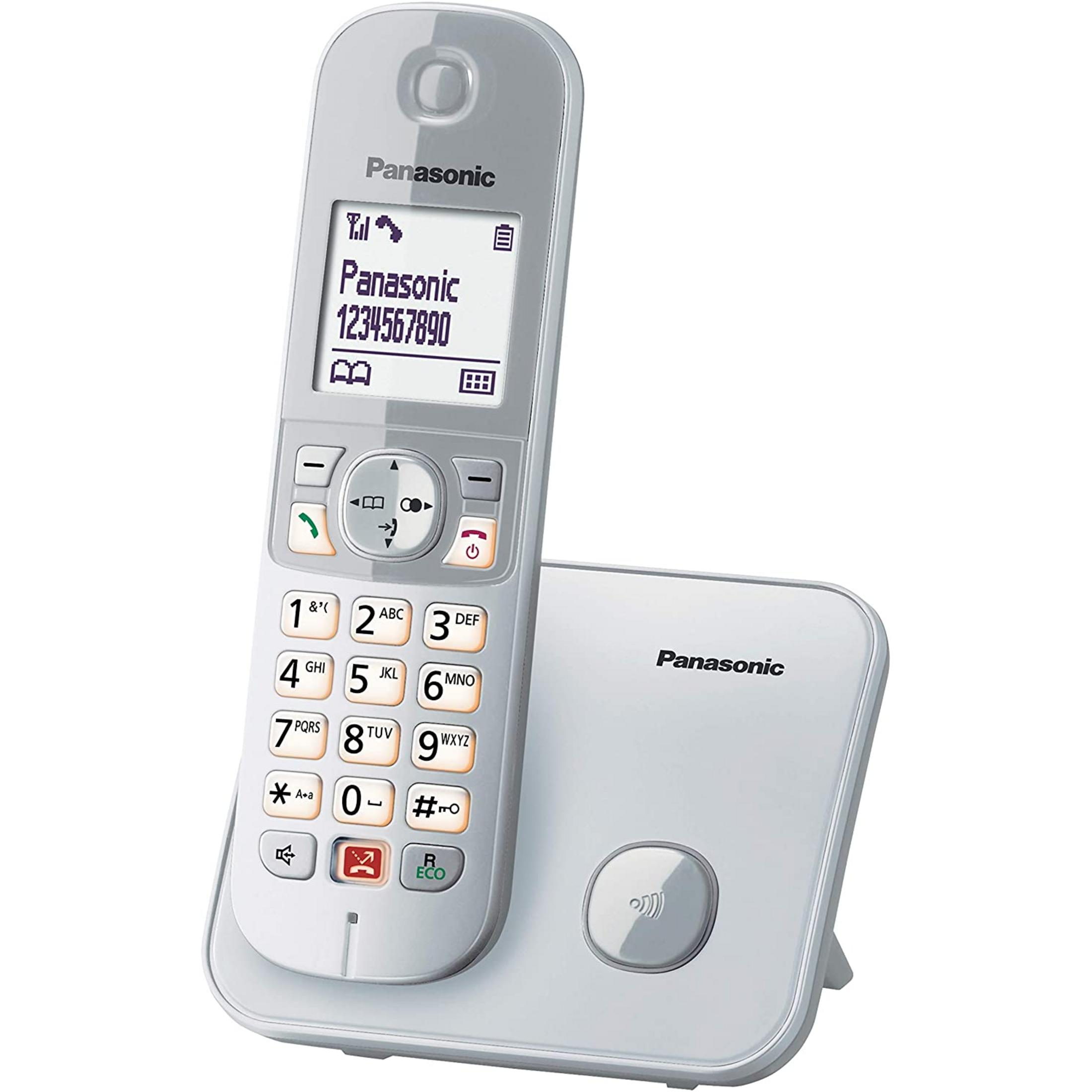 Un telefono cordless Panasonic bianco con tastiera e base di ricarica.
