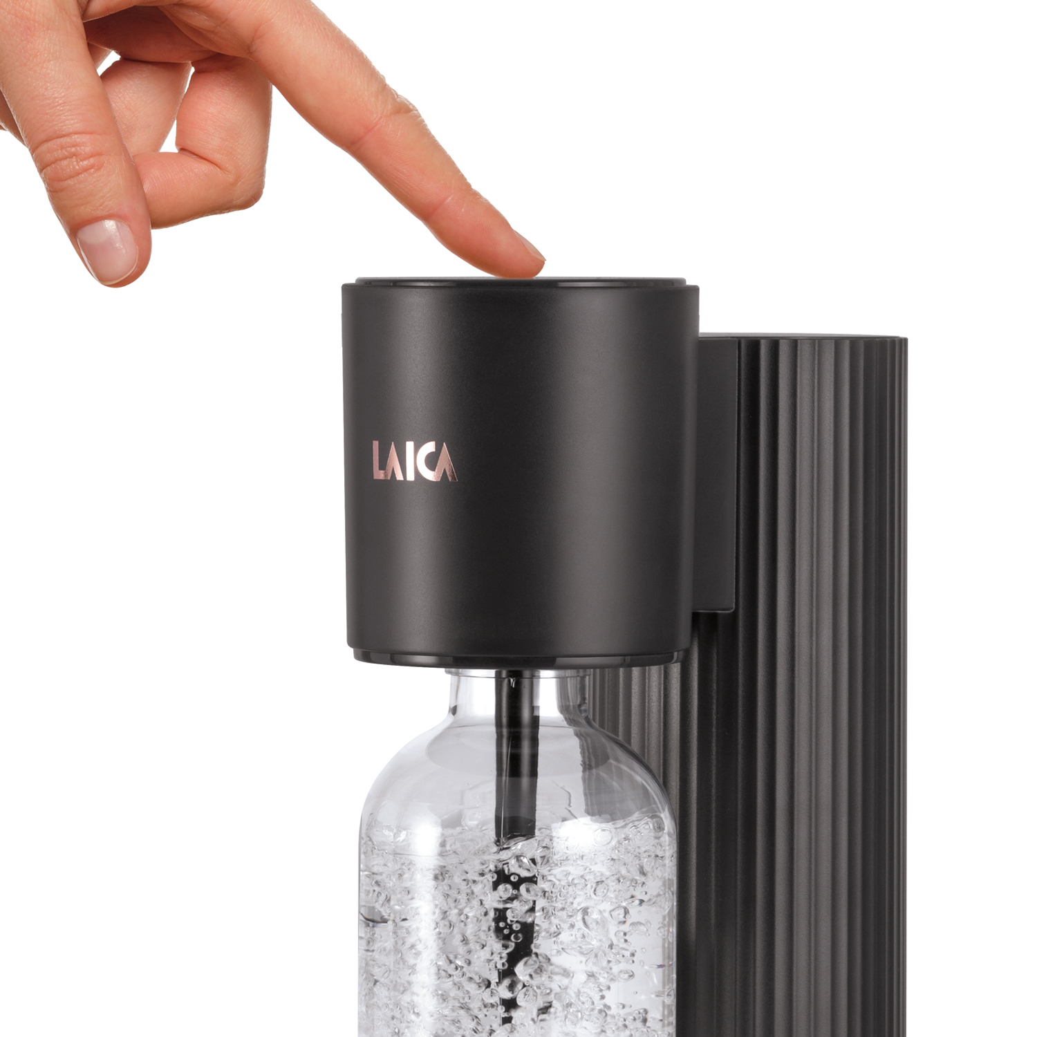 Un dedo presiona un carbonatador de agua negro con el logo de LAICA.