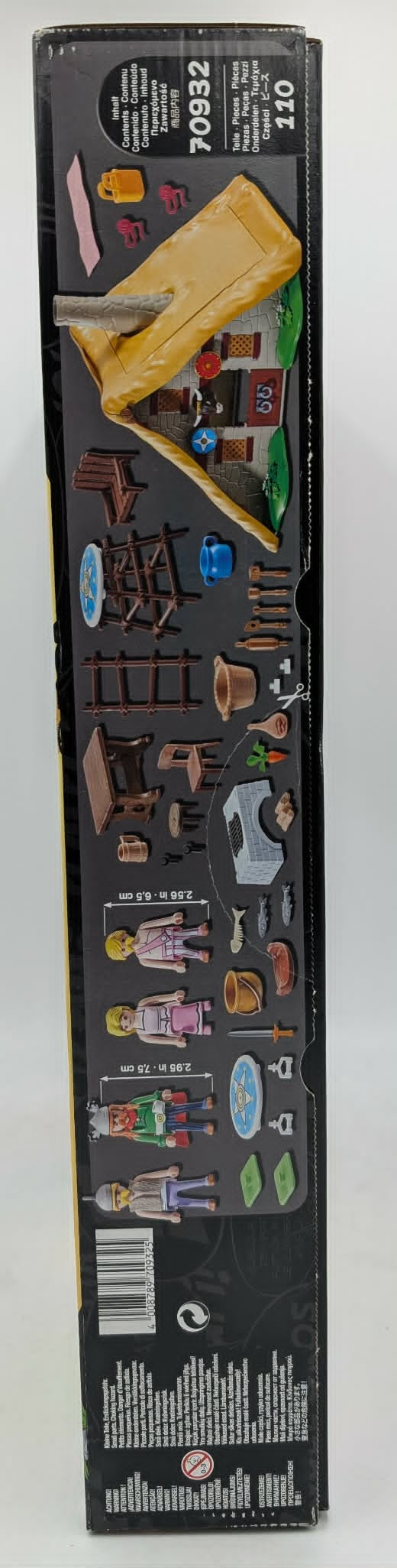 Caja con piezas de juguete: figuras, muebles, accesorios.