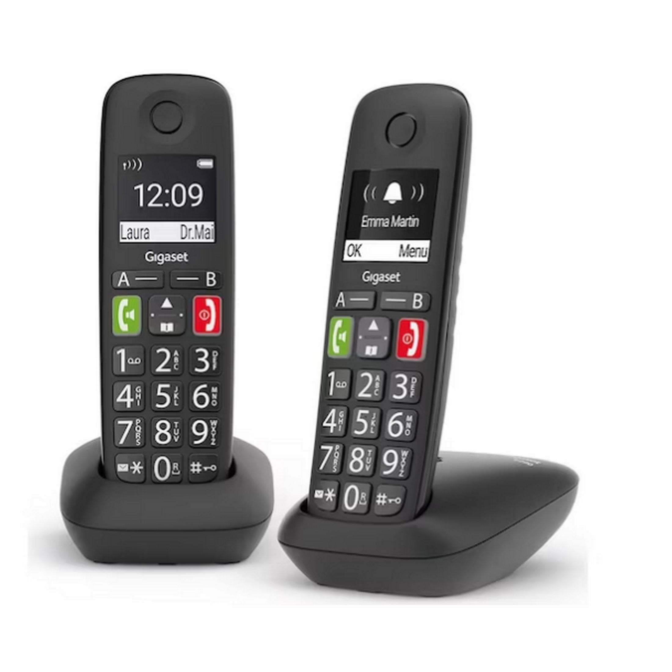 Due telefoni cordless neri, uno sulla base di ricarica. I display mostrano ora e nomi.