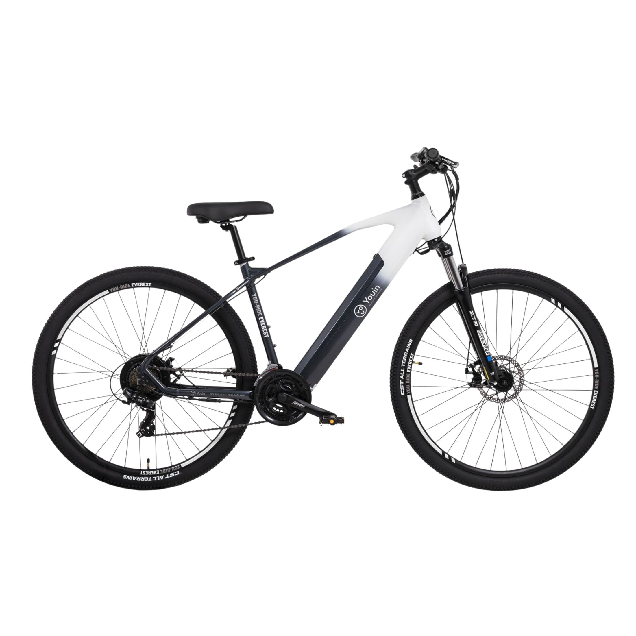 Ein schwarzes und weißes Elektrofahrrad mit dickem Profil und Scheibenbremsen.