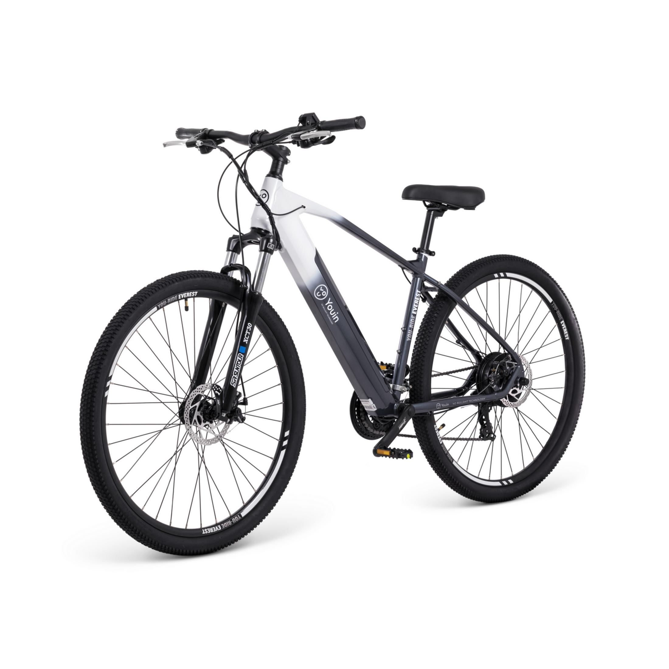 Ein weiß-graues E-Bike mit schwarzem Sattel und Reifen steht auf weißem Grund.