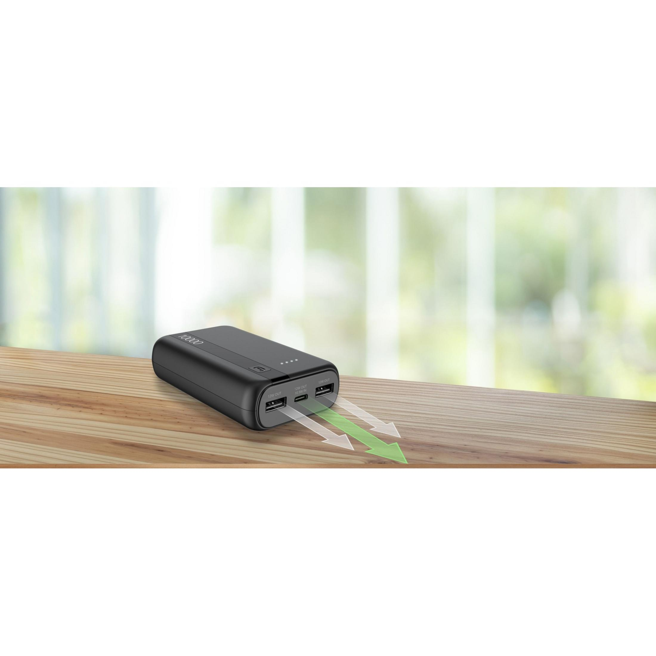 Schwarzes Powerbank auf Holztisch mit Pfeilen, die Energiefluss anzeigen.