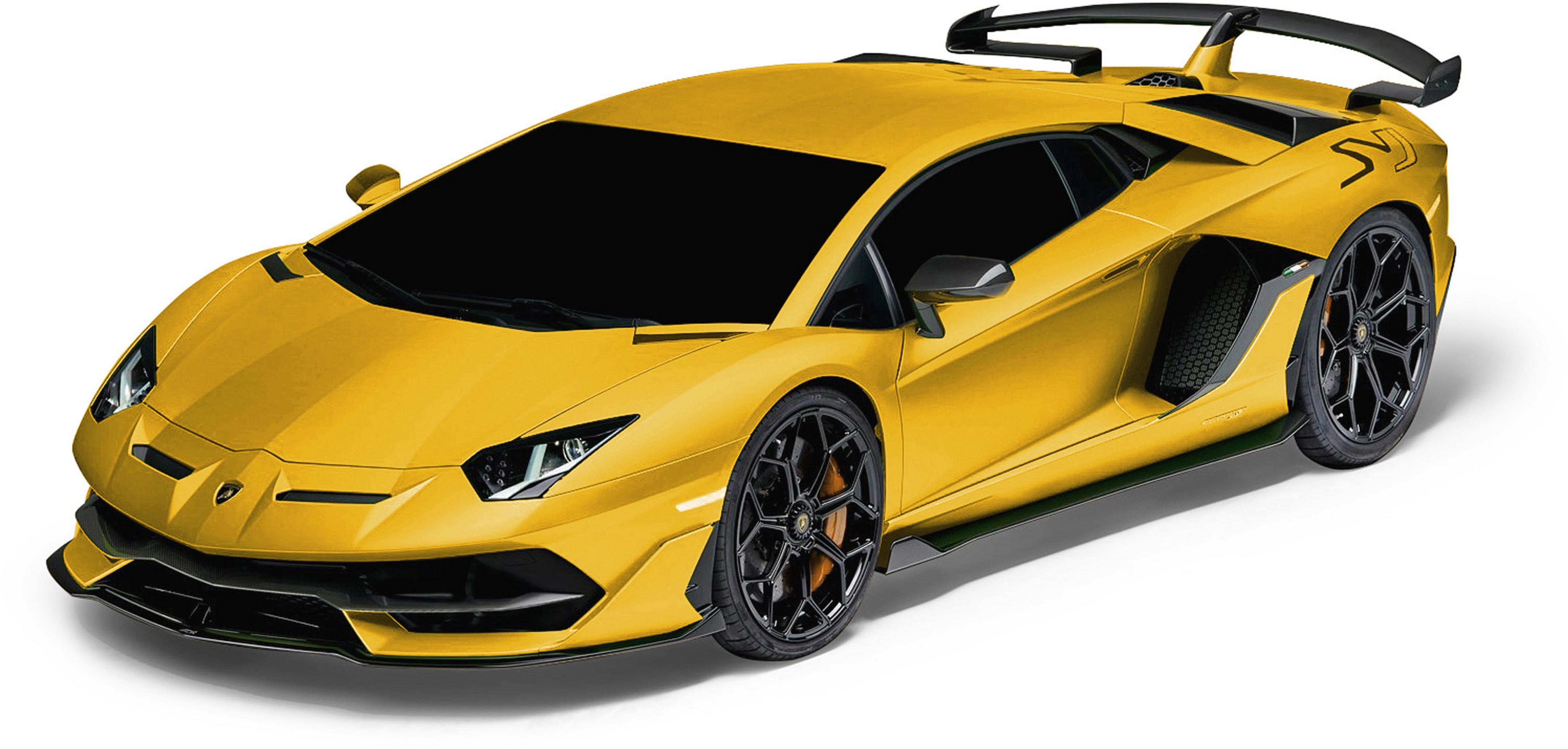 Ein gelber Lamborghini Aventador SVJ mit schwarzen Felgen und einem großen Heckspoiler.