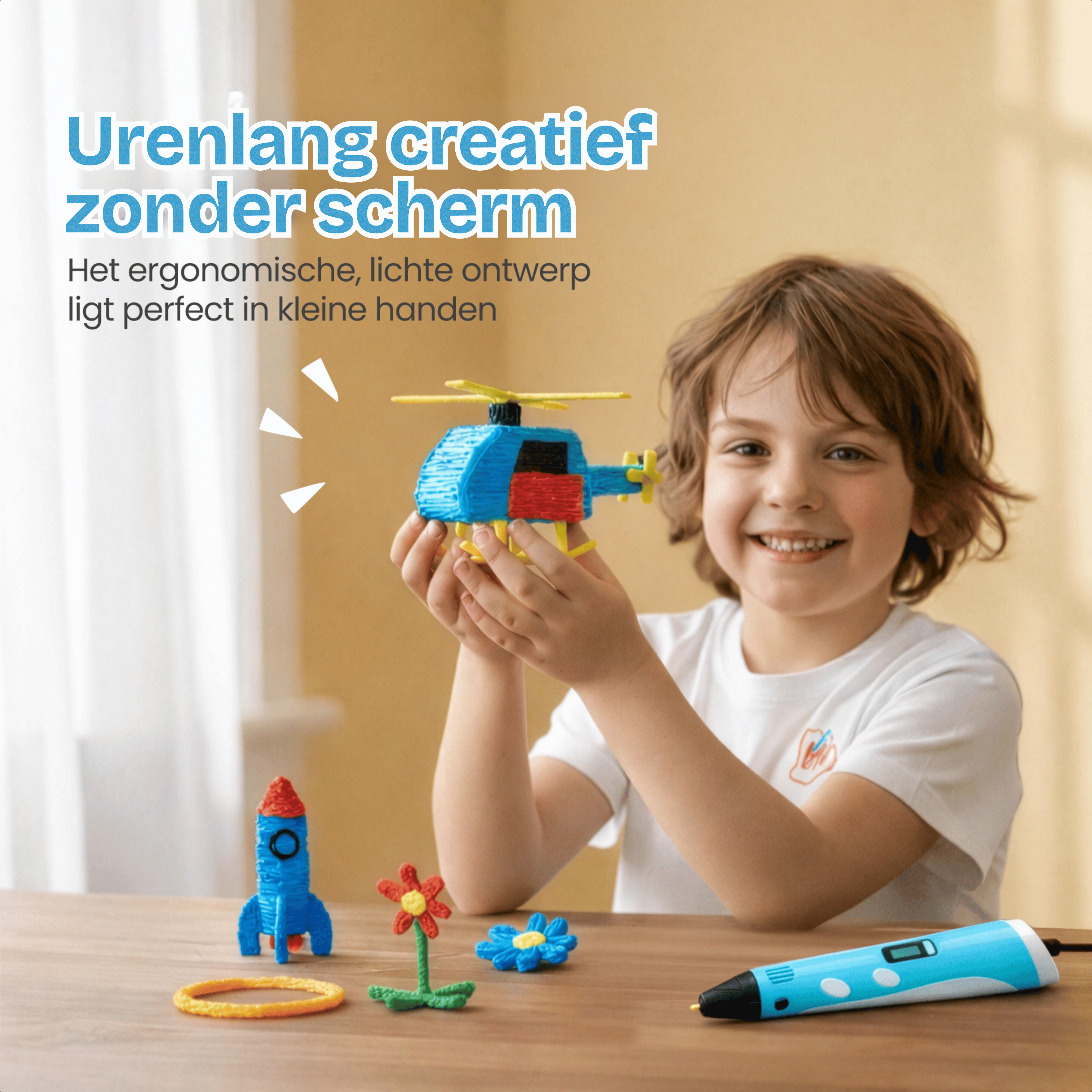 Een jongen houdt een blauwe en rode 3D-geprinte helikopter vast, met een raket en bloemen in de buurt.
