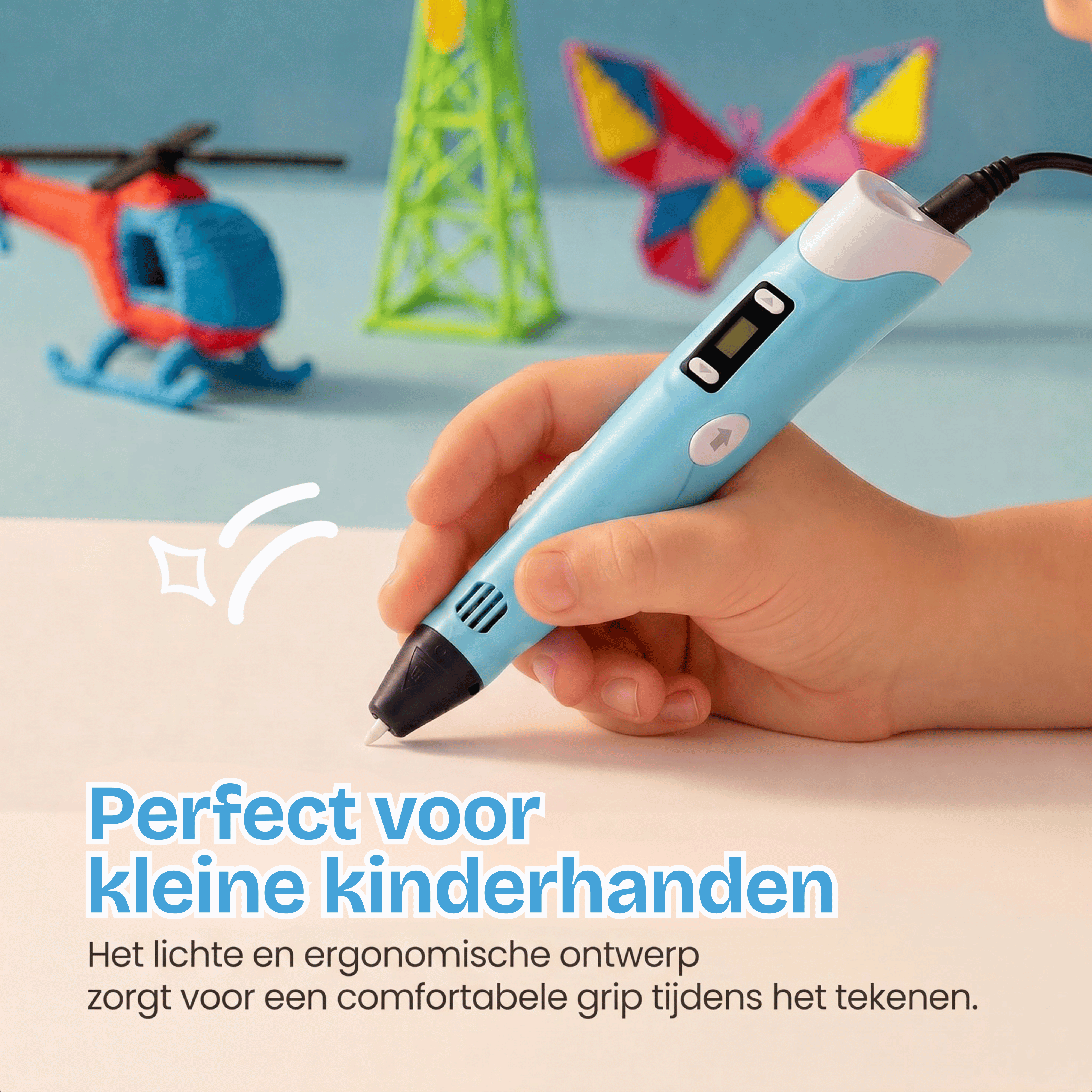 Een blauwe 3D-pen in de hand. Op de achtergrond speelgoed.