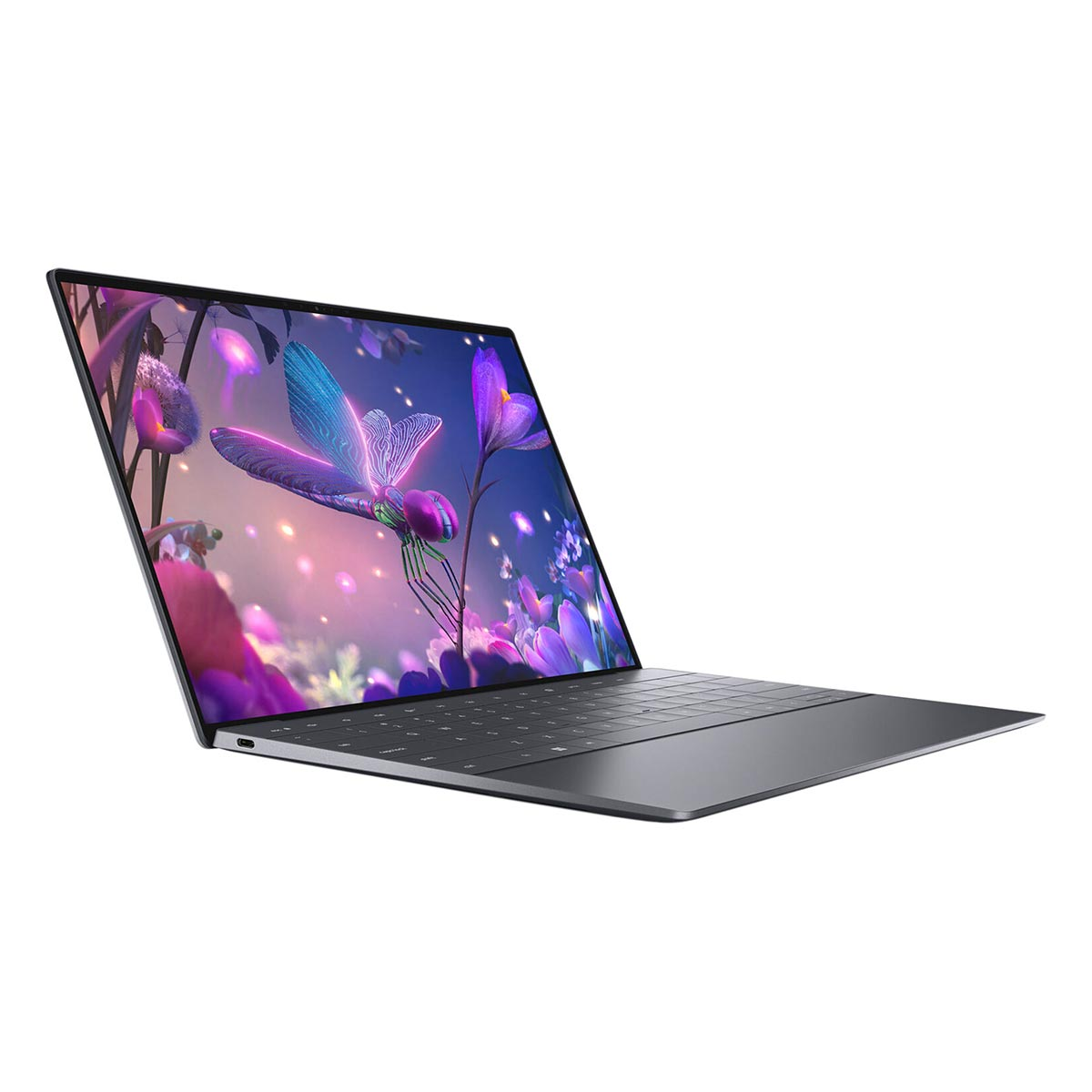Srebrny laptop wyświetla żywą fantazyjną scenę fioletowej ważki wśród świecących kwiatów.