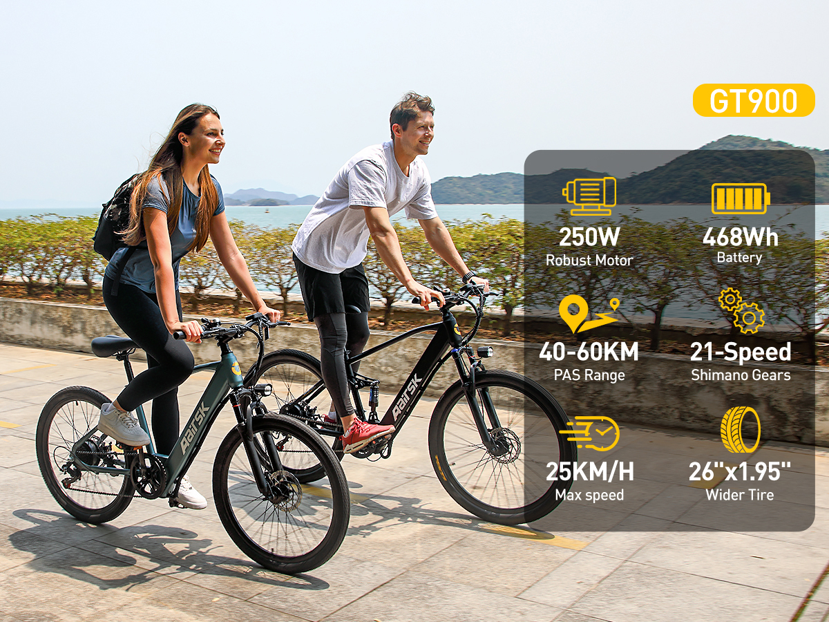 Ein Mann und eine Frau fahren E-Bikes am Wasser. Technische Daten sind angezeigt.