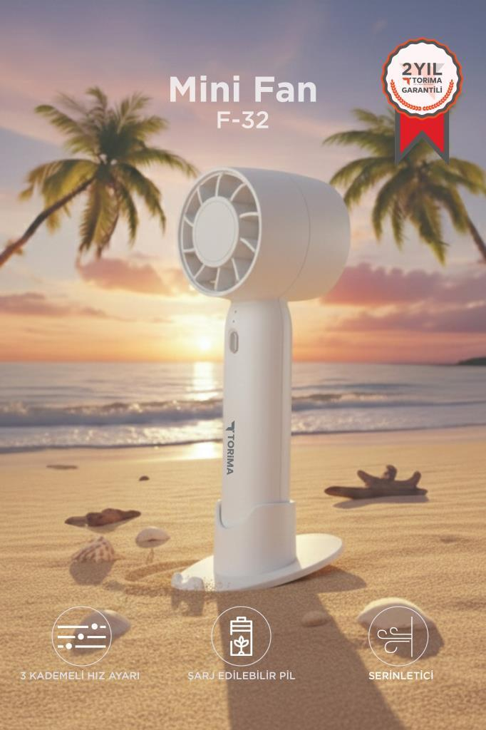 Beyaz mini fan, palmiye ağaçlarıyla gün batımında sahilde duruyor.