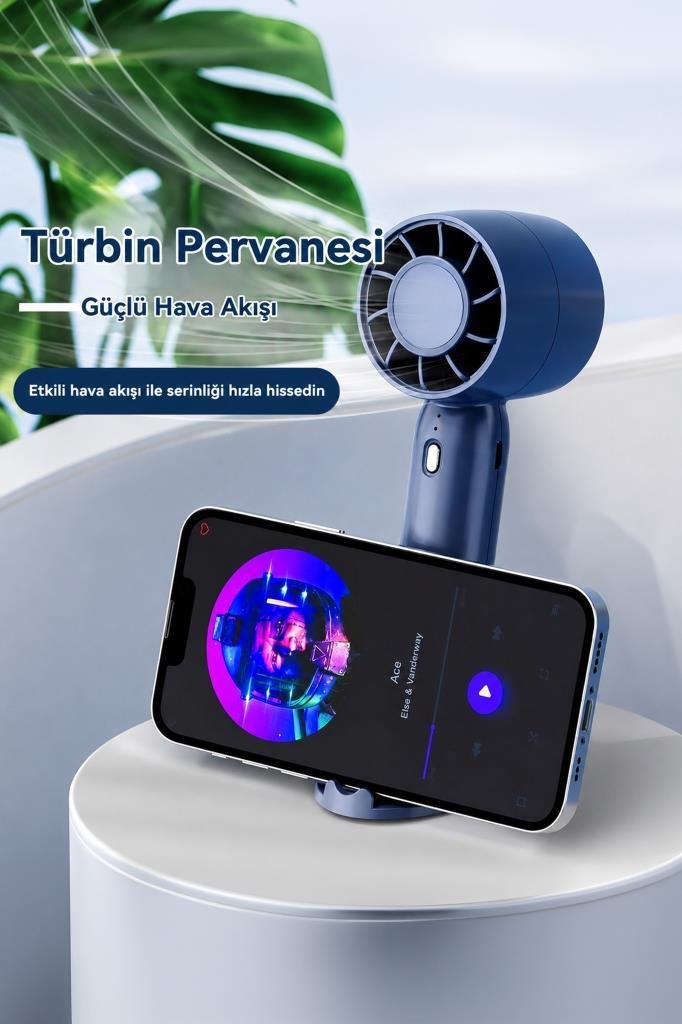 Müzik çalan bir akıllı telefonun yanında mavi taşınabilir fan. Arkada yeşil yapraklar.