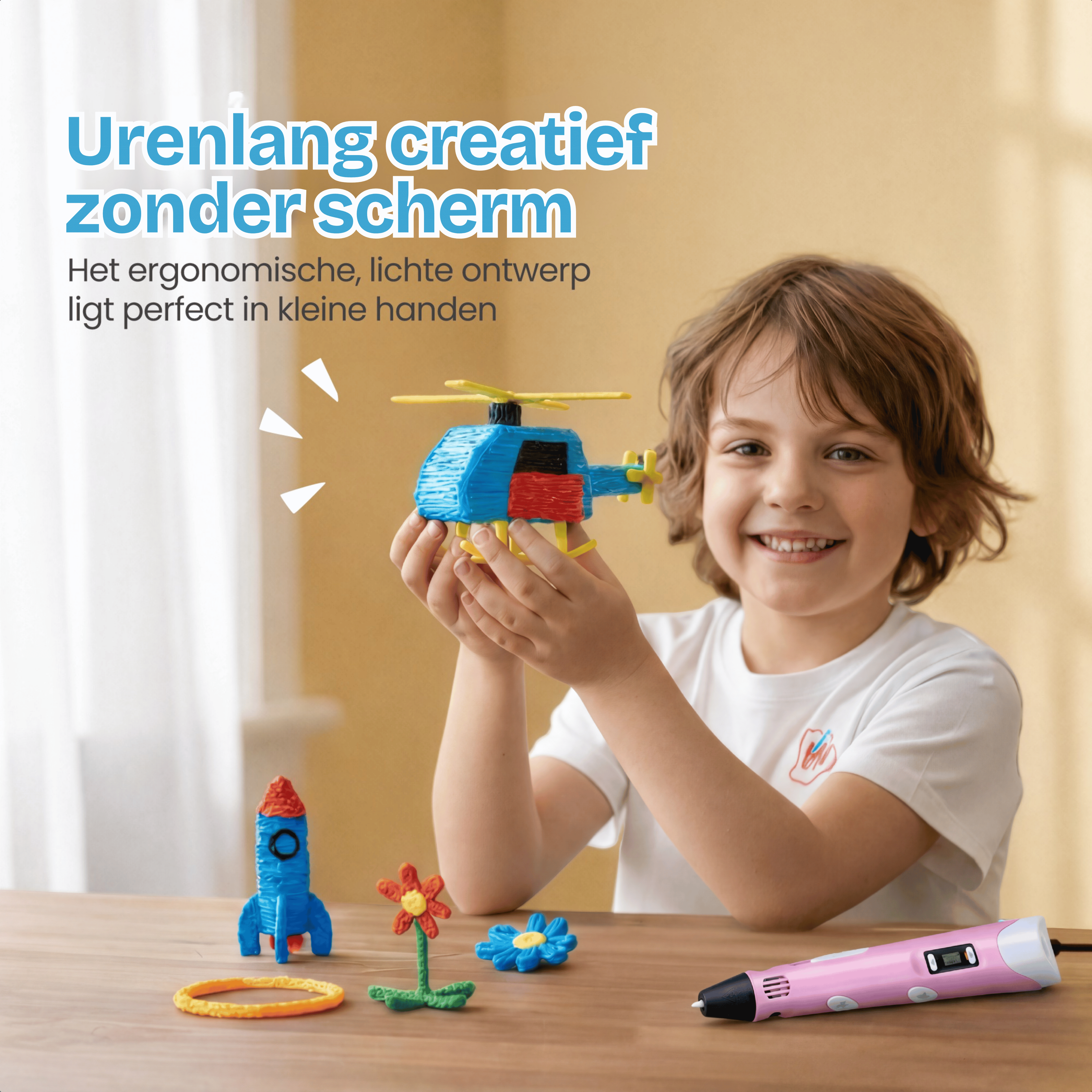 Een jongen houdt een blauwe plastic helikopter vast. Raket, bloem en pen liggen ernaast.