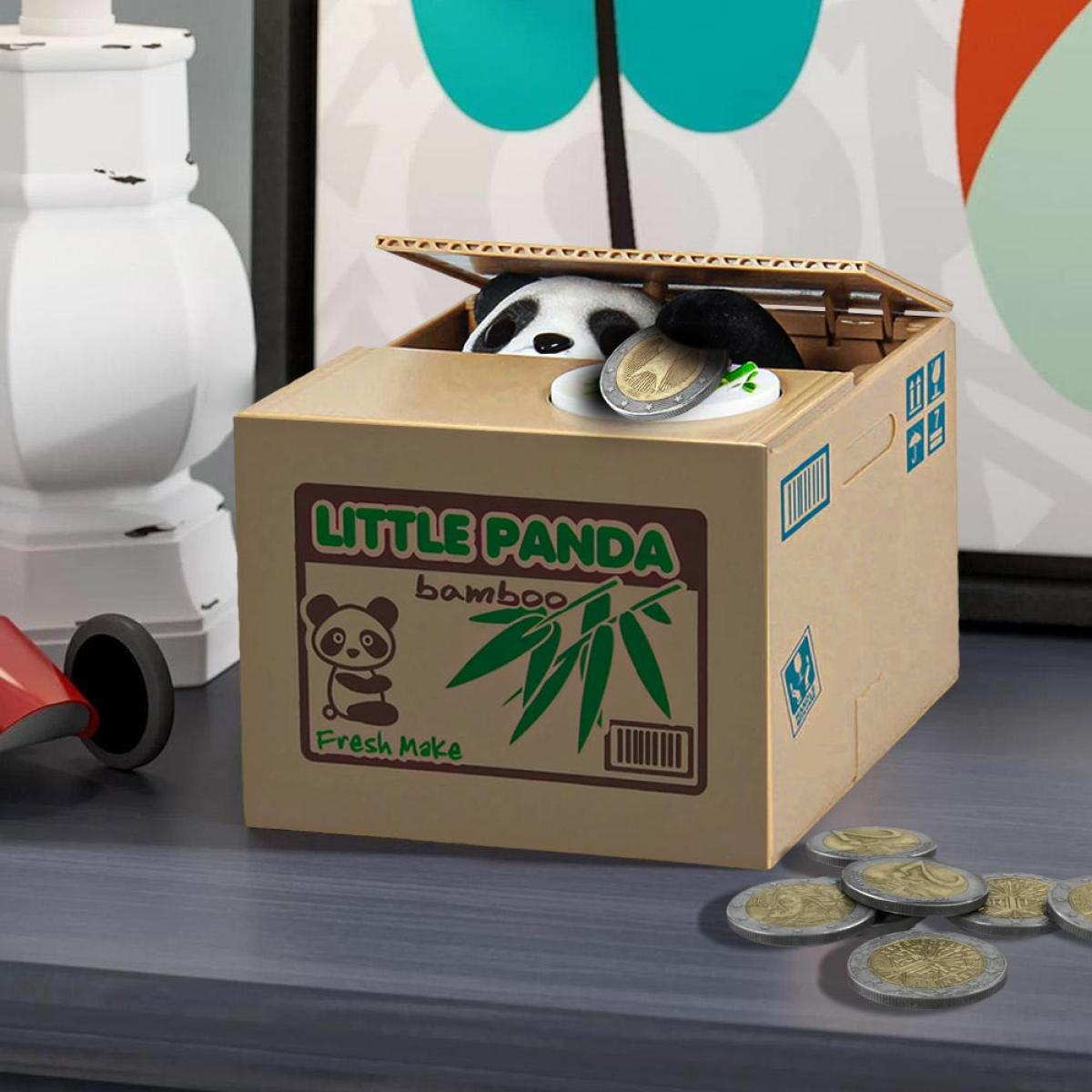 Een panda spaarpot neemt munten aan uit een kartonnen doos. Meerdere munten liggen ervoor.