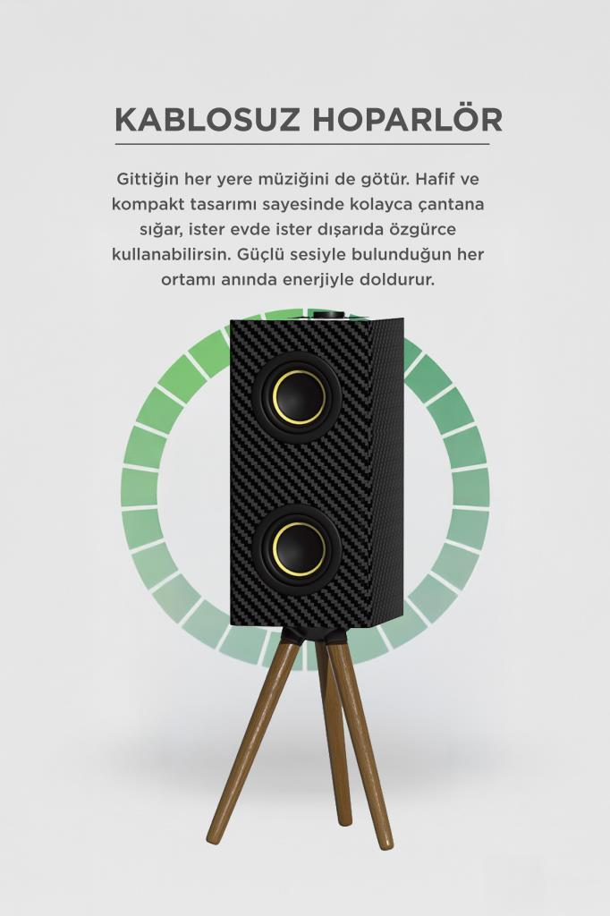 Ahşap tripod üzerinde iki altın halkalı siyah Bluetooth hoparlör.