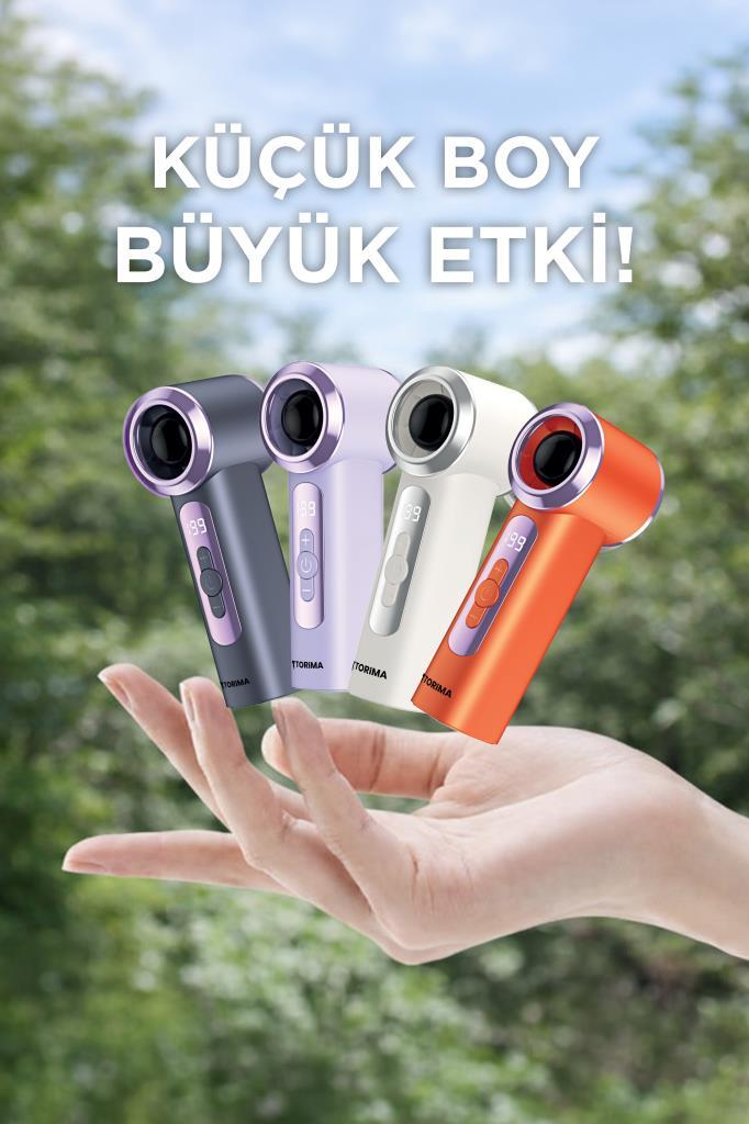 Dört küçük, renkli saç kurutma makinesi bir el üzerinde duruyor, arka planda ağaçlar var.