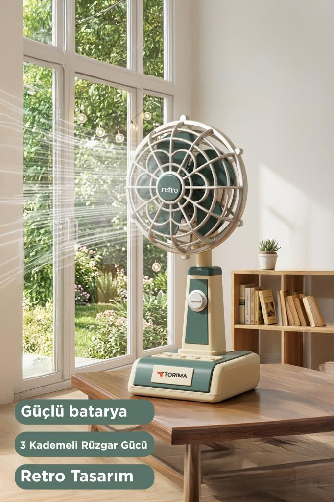 Beyaz ızgaralı retro bir vantilatör pencere önündeki ahşap masada duruyor.