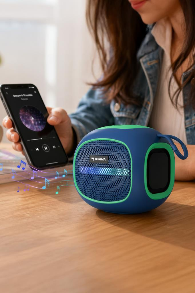 Bir kişi müzik notaları olan mavi ve yeşil hoparlörün yanında bir telefon tutuyor.