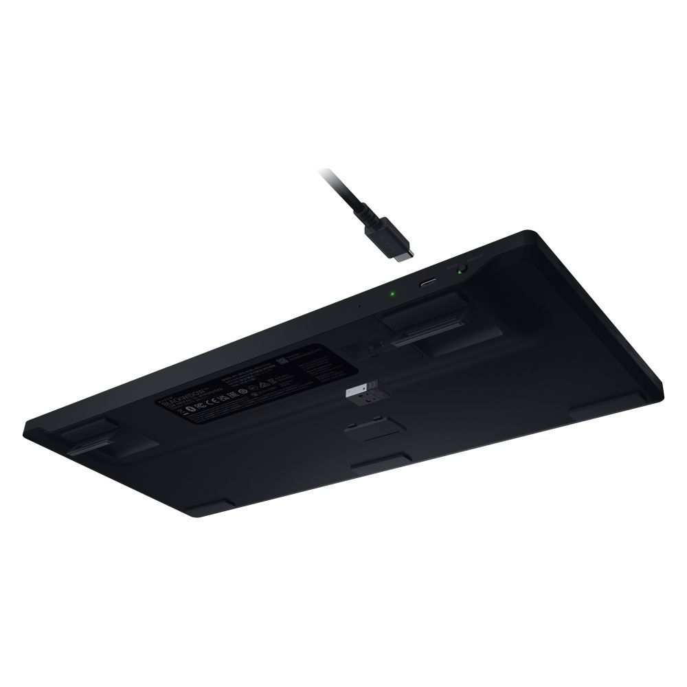 Schwarze Razer-Tastatur, Ansicht von unten, mit USB-C-Kabel, das mit dem Anschluss verbunden ist.