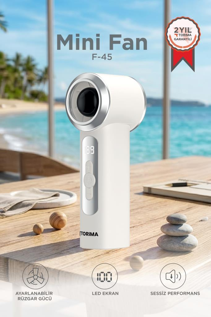 Deniz kenarında ahşap bir masada duran LED ekranlı beyaz mini vantilatör.