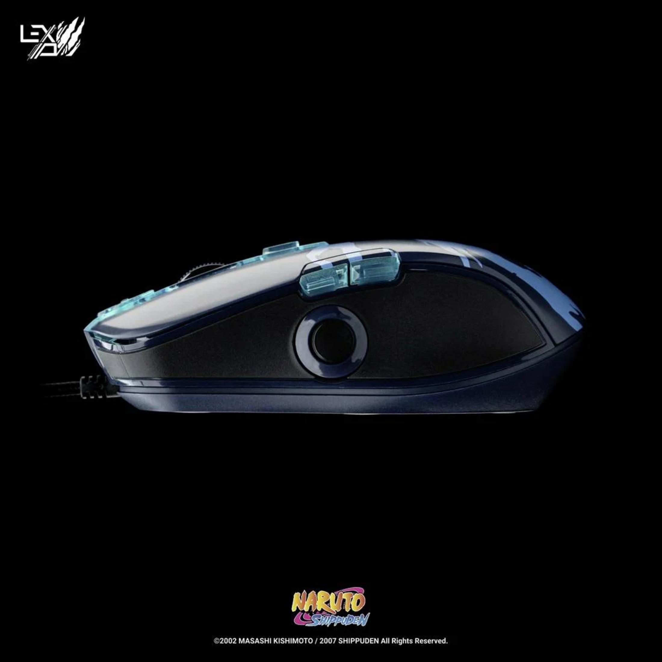 Een blauw-zwarte gamingmuis met verlichte knoppen en een scrollwiel.