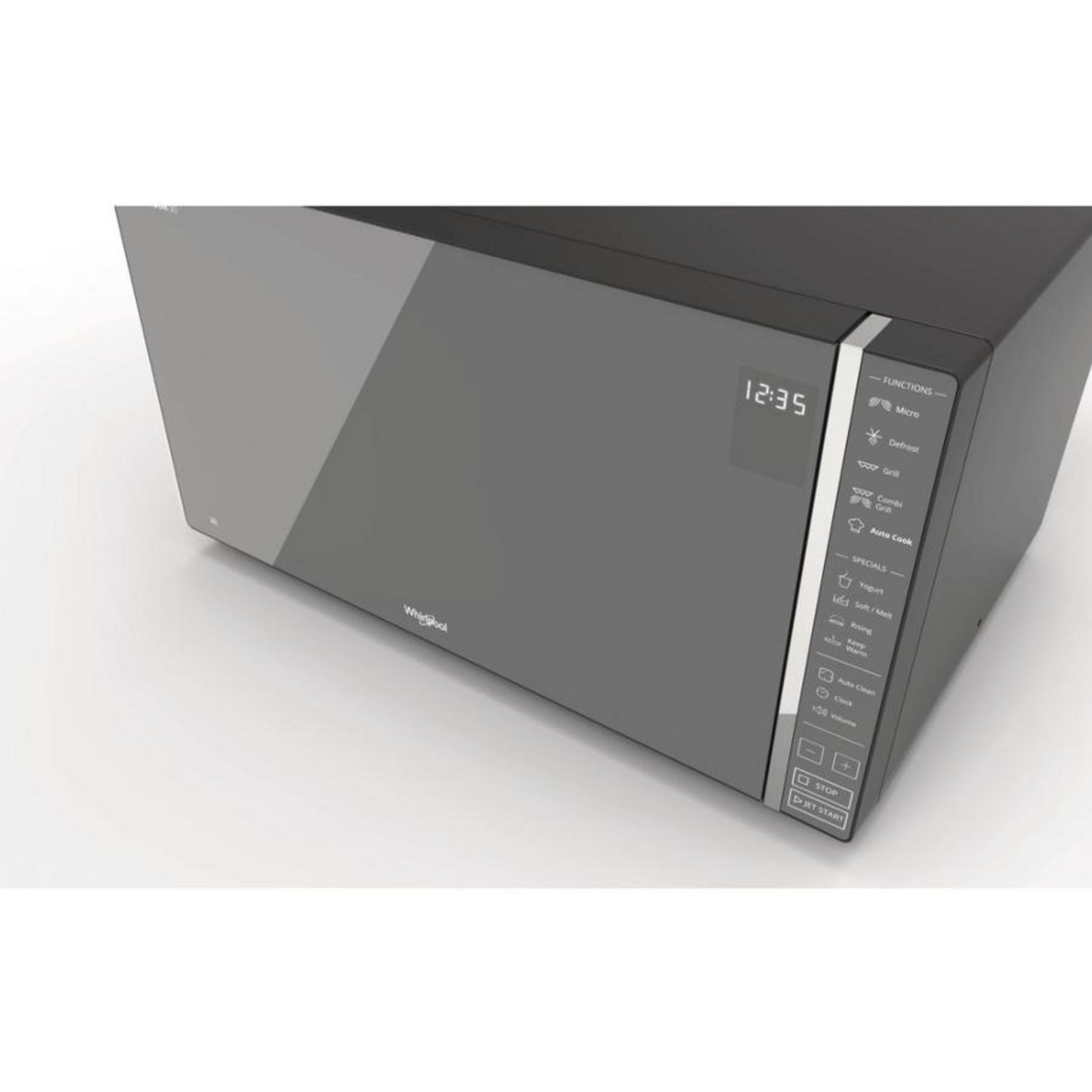 Un moderno microonde Whirlpool nero con display digitale che mostra 12:35.