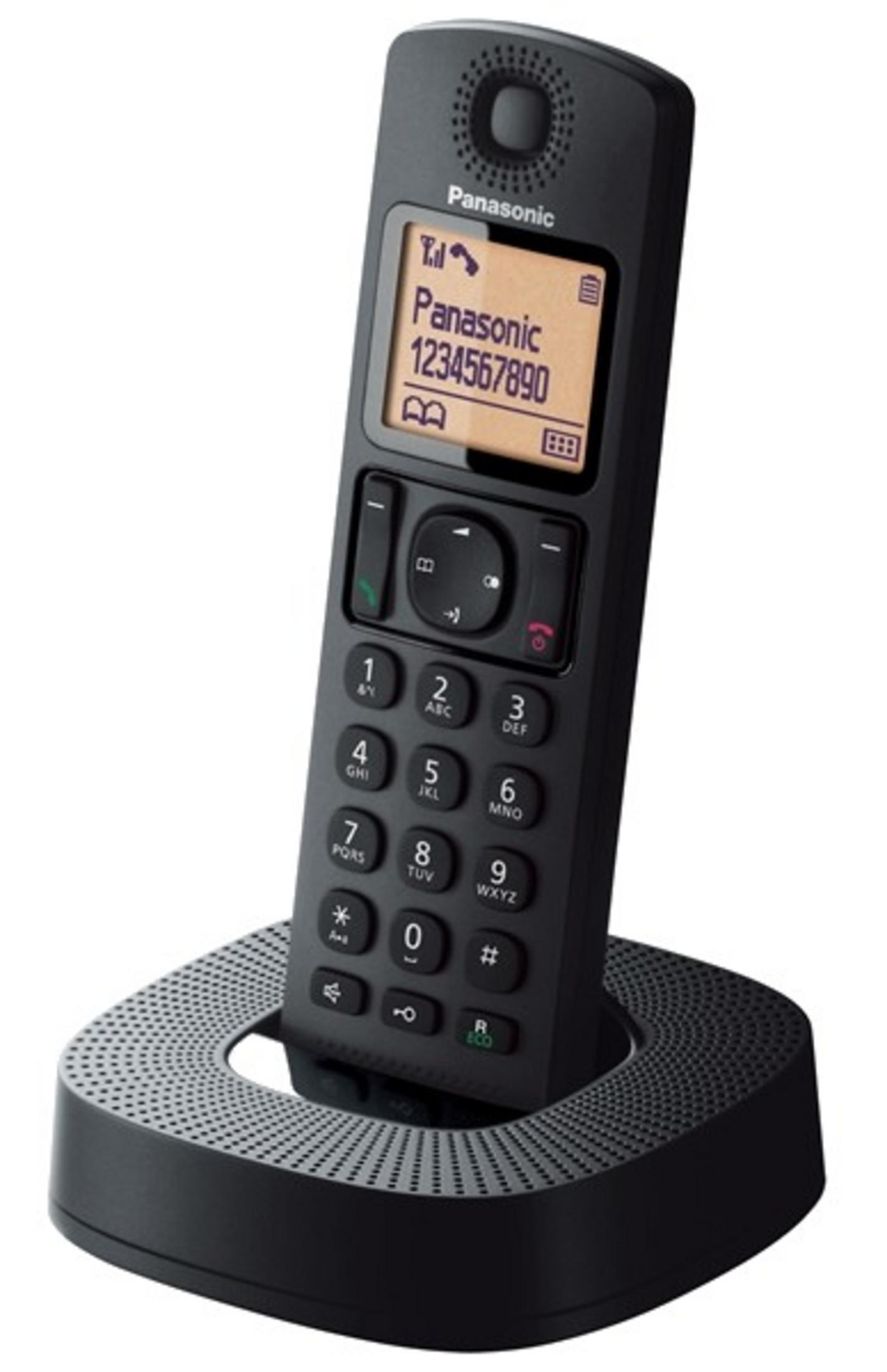 Un telefono cordless Panasonic nero è appoggiato sulla sua base di ricarica.