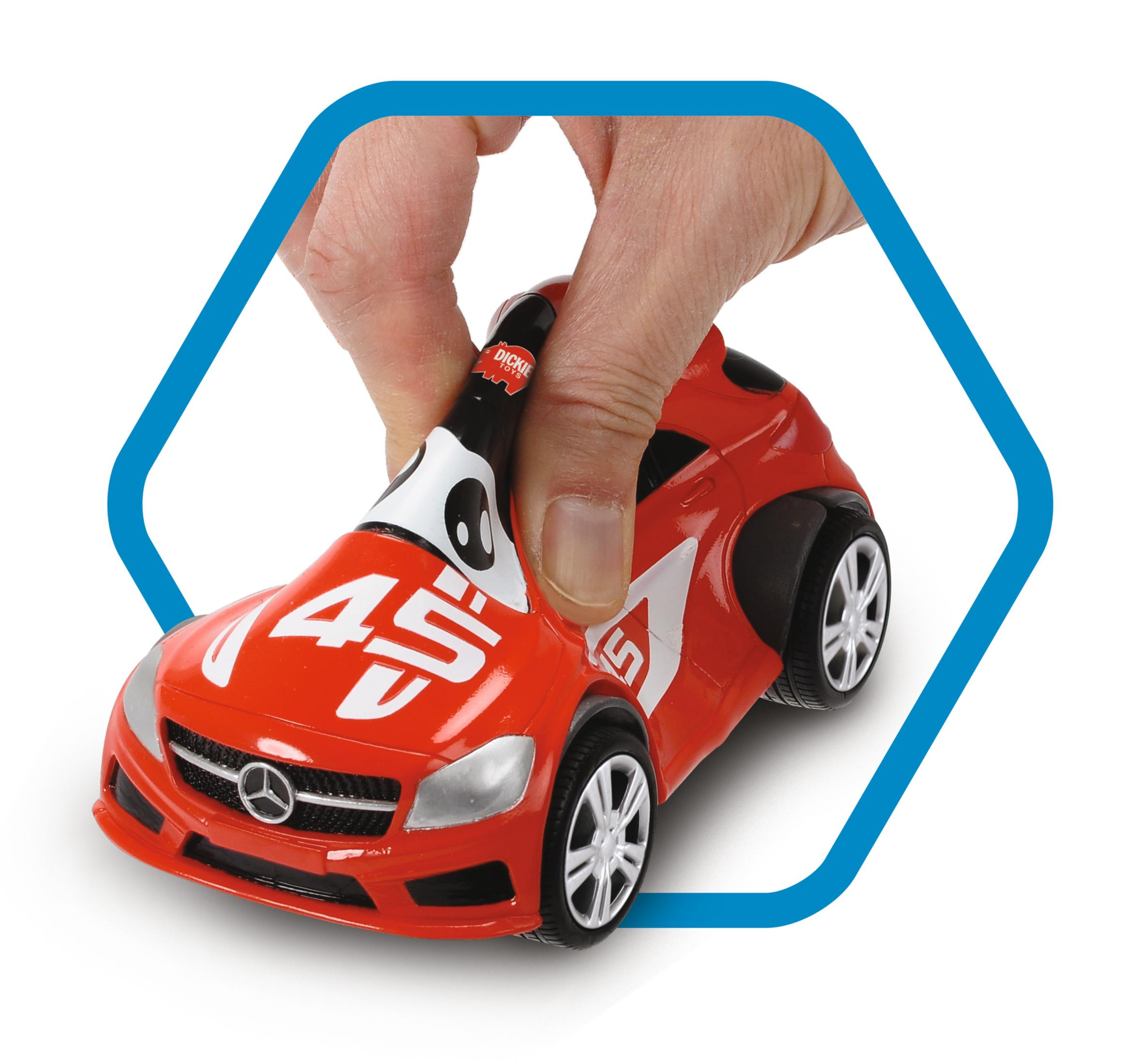 Roter Spielzeug-Rennwagen mit weißer 45, gehalten von einer Hand.