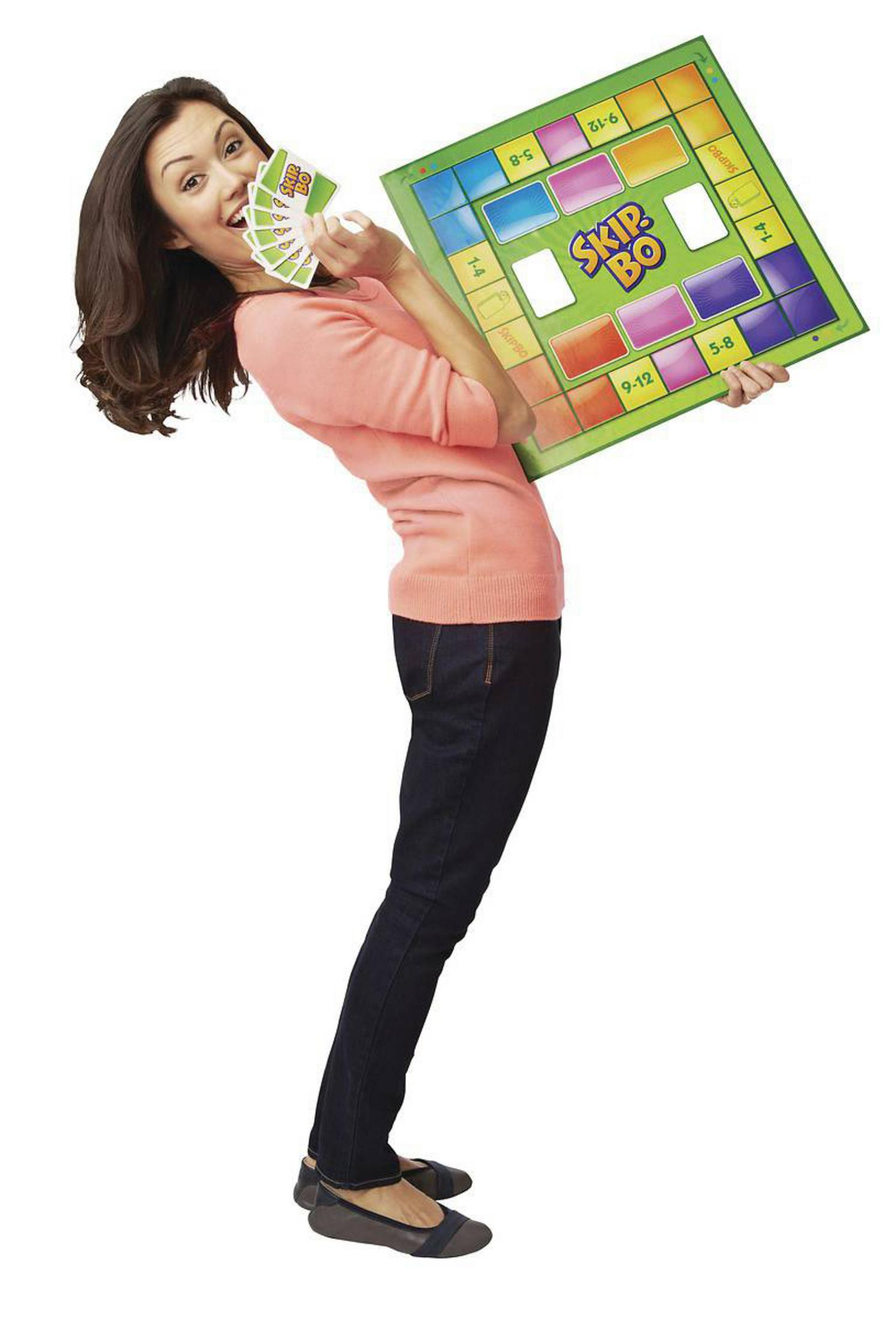 Frau mit Skip-Bo-Spiel und Karten, die sie hält. Auf weißem Hintergrund.