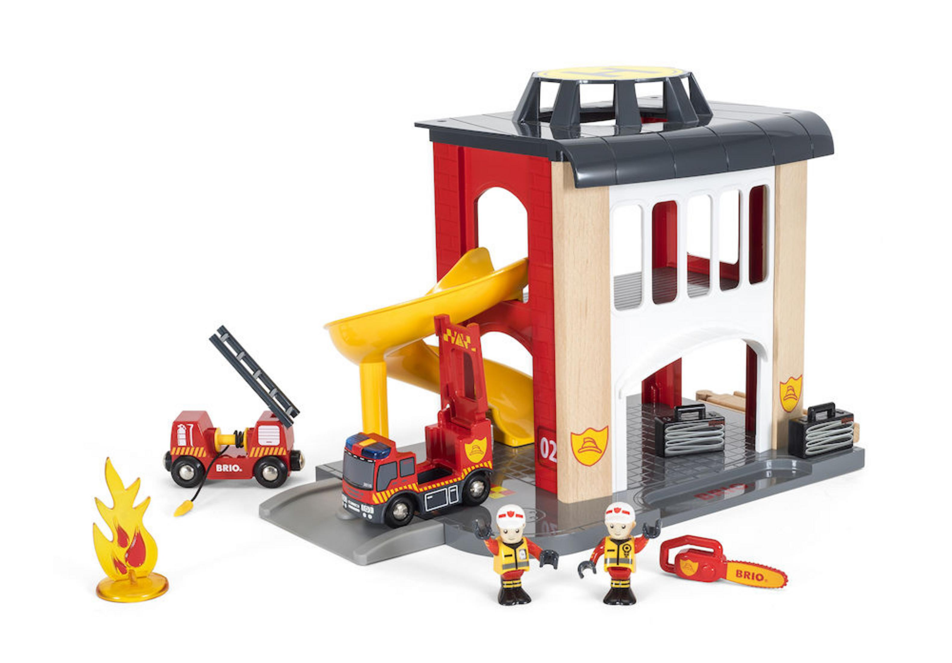 Ein Holzspielzeug-Feuerwehrhaus mit Rutsche, Feuerwehrautos, Figuren und Flammen.