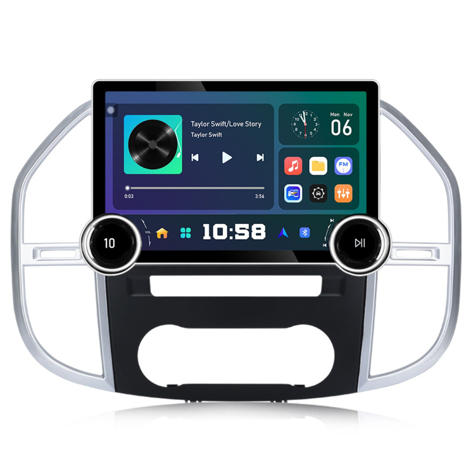 Ein Autoradio-Display zeigt Musiksteuerung, Uhrzeit 10:58 und Symbole.