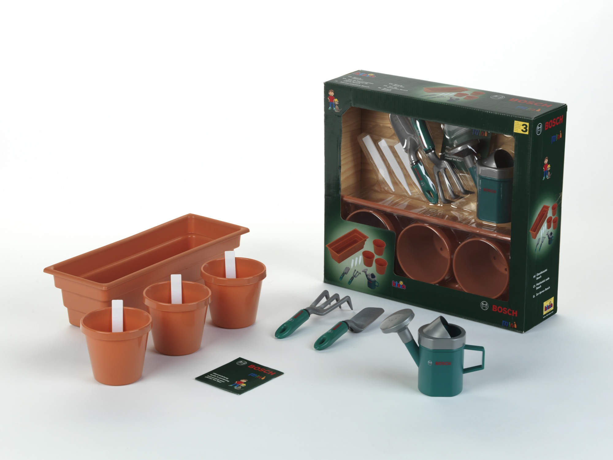 Ein Bosch Mini Garten-Set mit Töpfen, Schaufel, Rechen und Gießkanne.