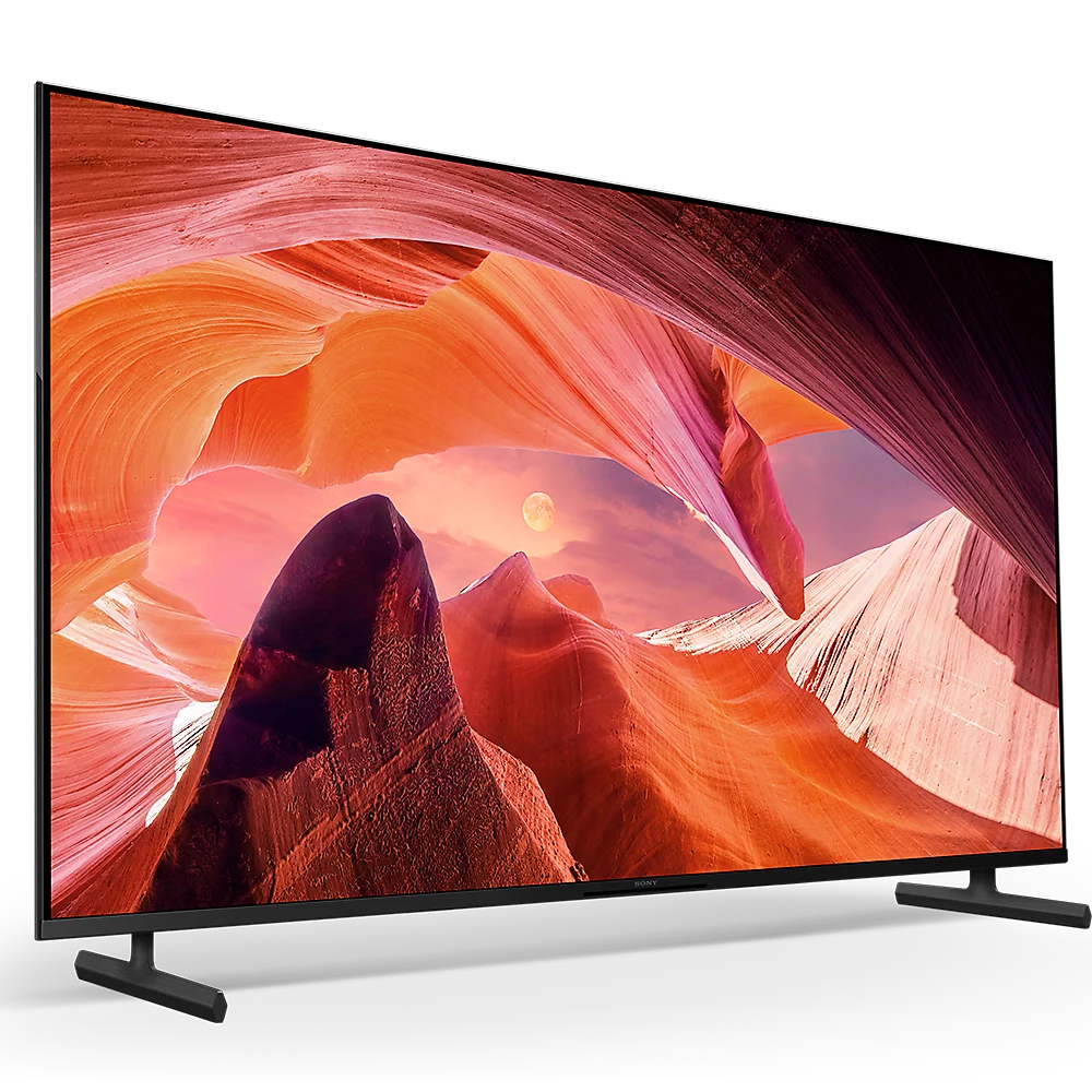 Ein moderner Fernseher zeigt eine Canyonlandschaft mit Mond.