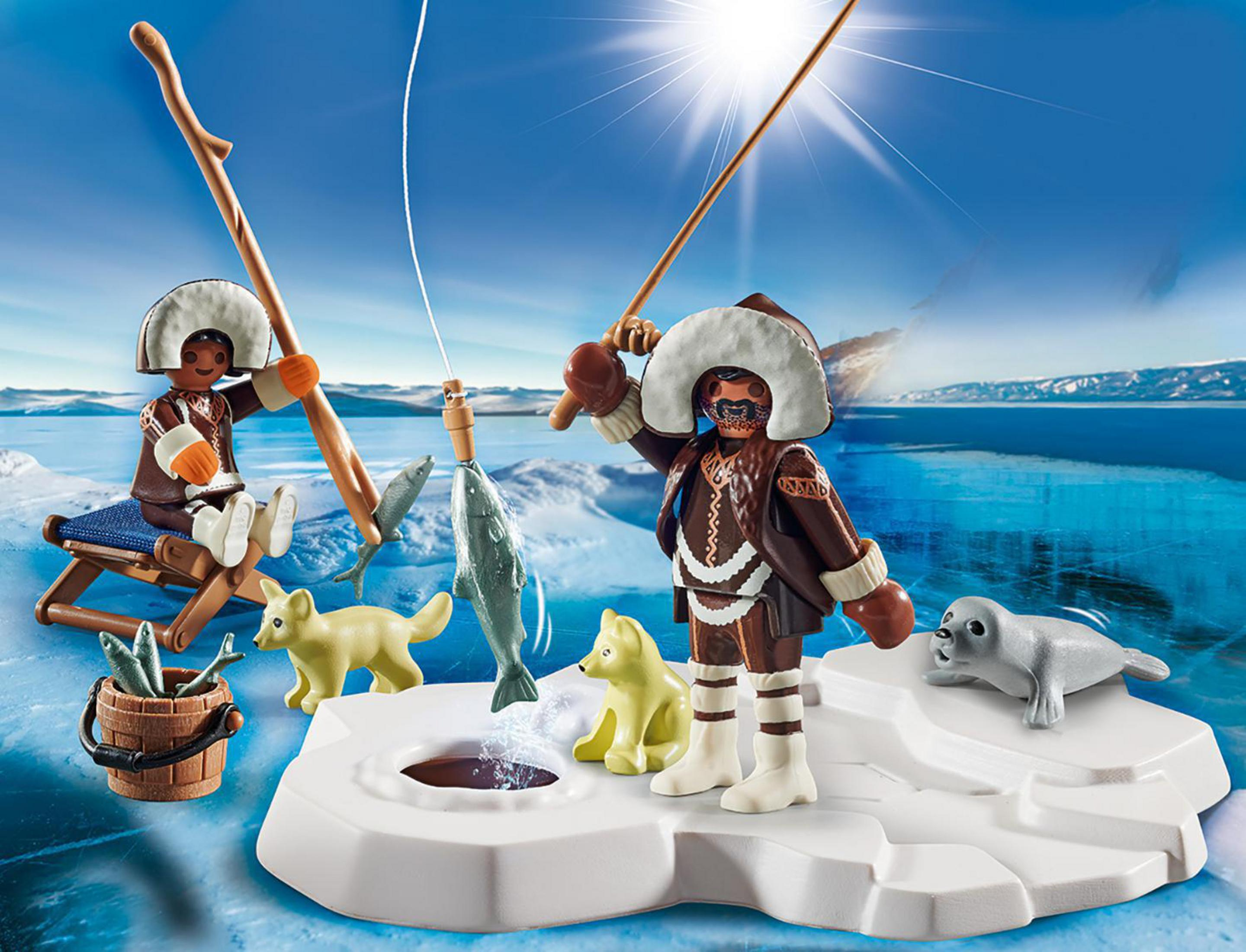 Zwei Figuren angeln auf Eis, ein Hund und eine Robbe sind dabei.