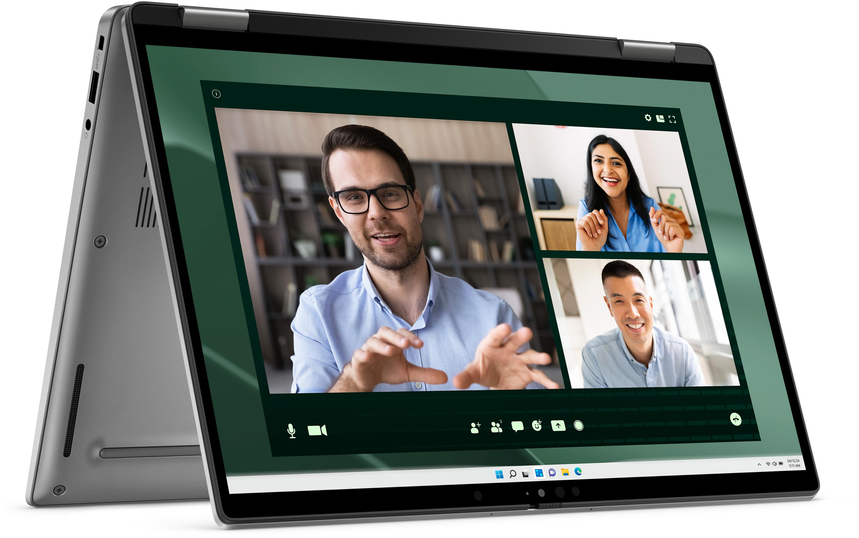 Ein Laptop zeigt einen Videoanruf mit drei Personen: einem Mann und zwei Frauen.