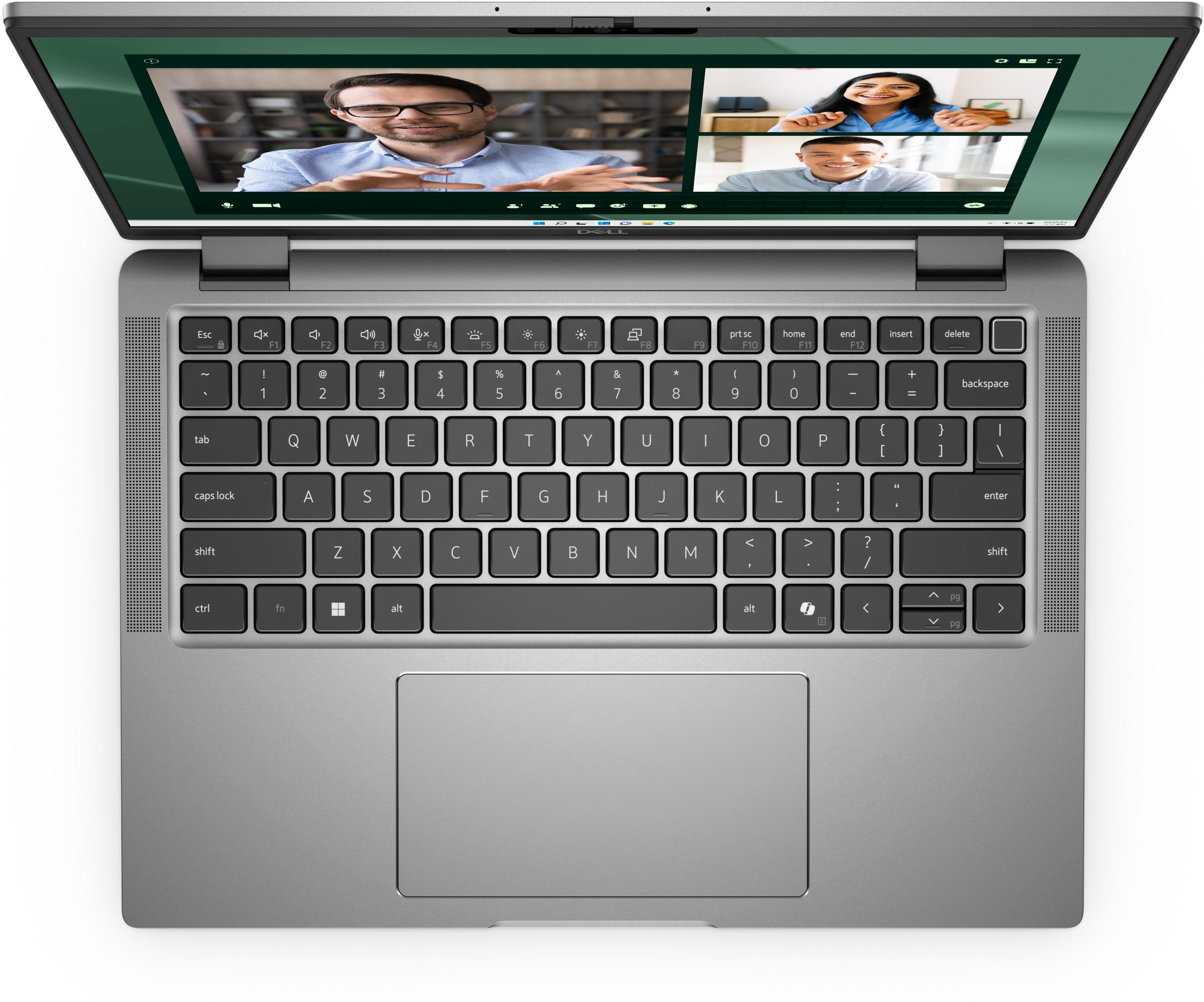 Laptop mit Videoanruf: Mann im blauen Hemd spricht, zwei Frauen lächeln.