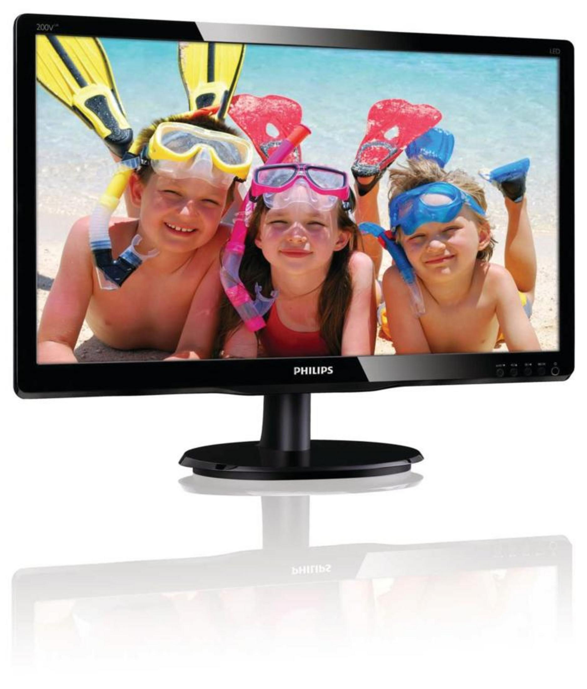 Tre bambini con occhialini e boccaglio in spiaggia con pinne gialle e rosse.