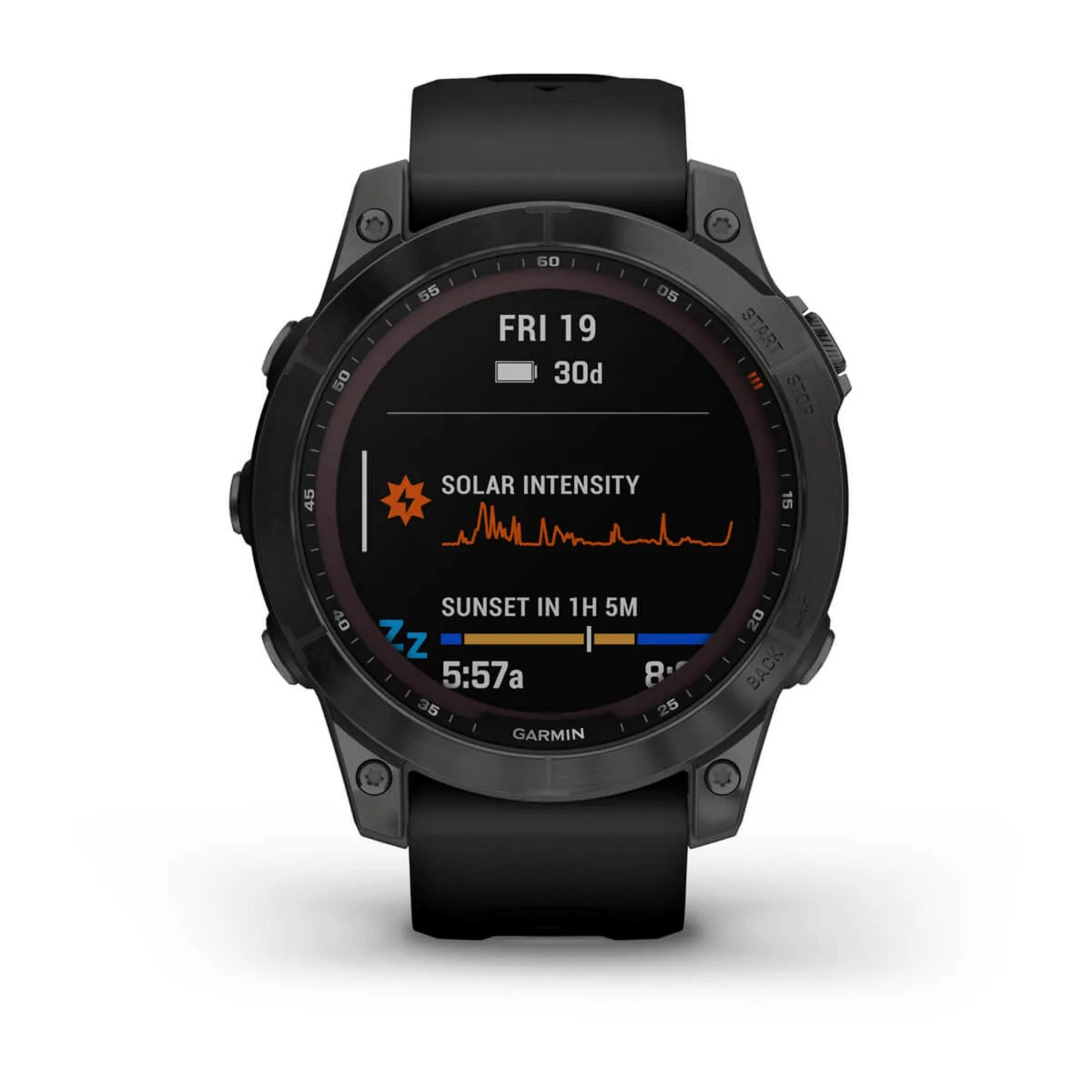 Schwarze Smartwatch mit dunklem Zifferblatt, zeigt Datum, Solarintensität und Sonnenuntergangszeit.