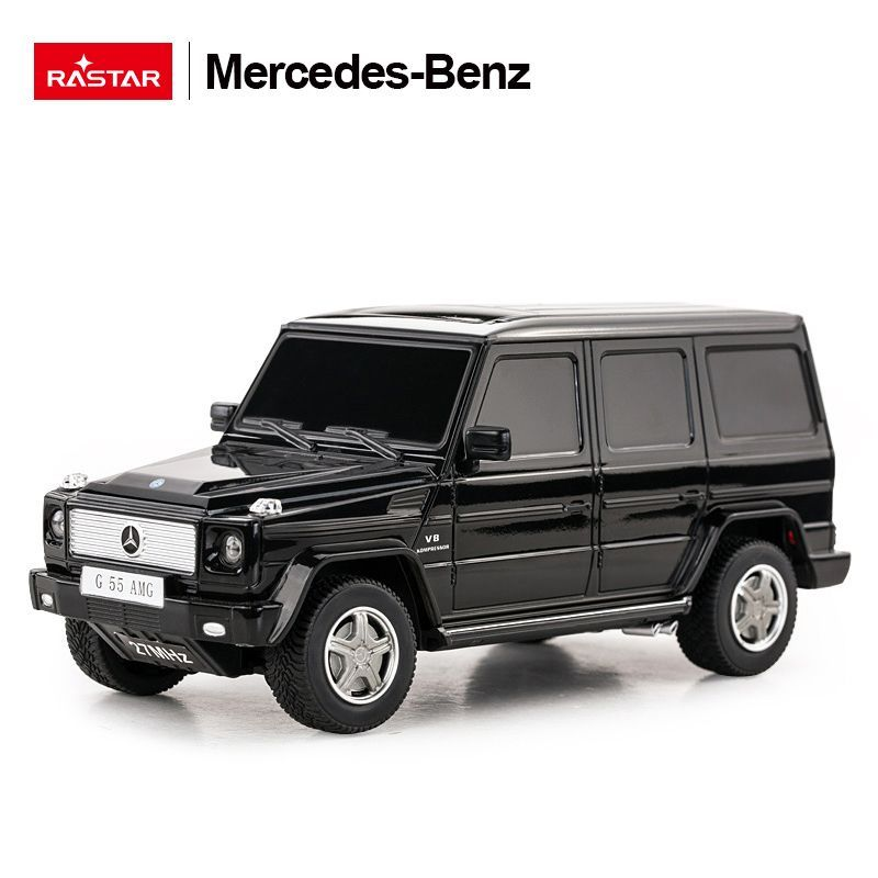 Czarny samochodzik na pilota Mercedes-Benz G55 AMG na białym tle.