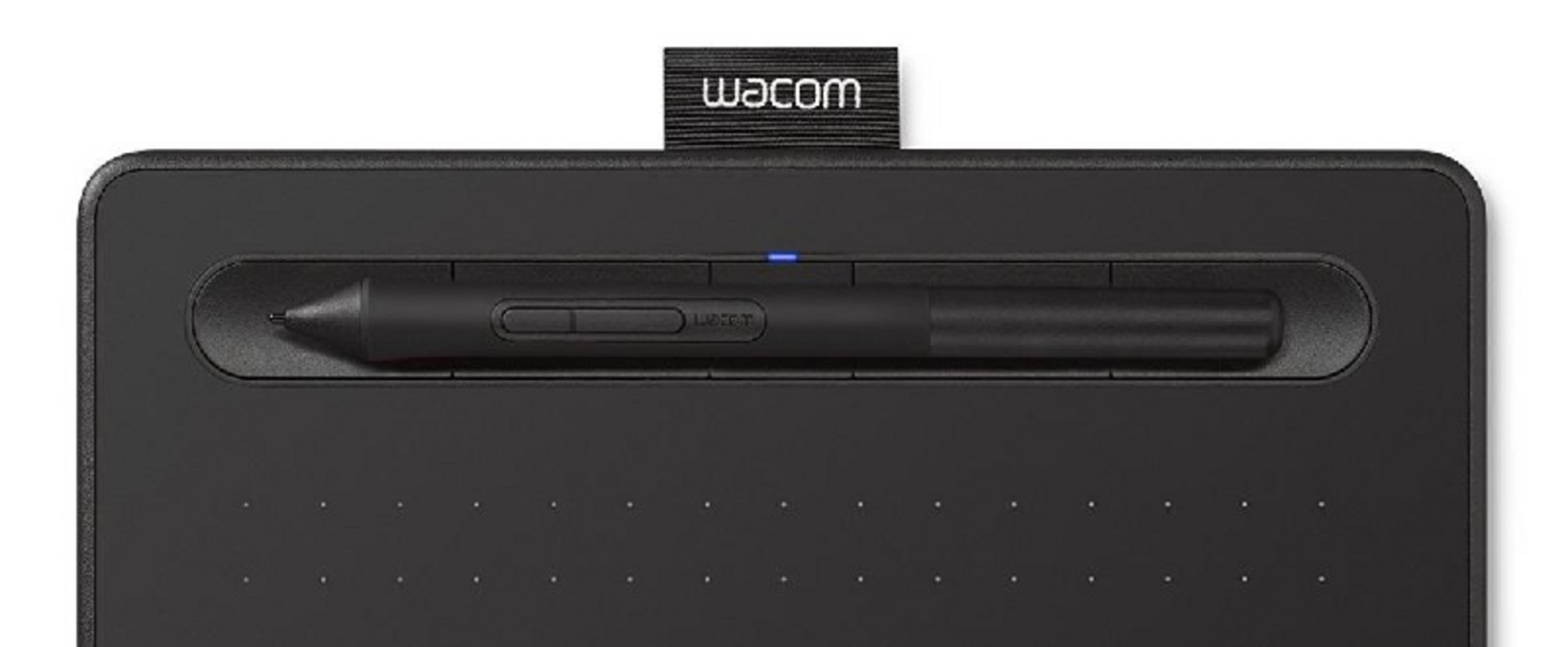 Una tavoletta grafica Wacom nera con poggiapenne e penna.