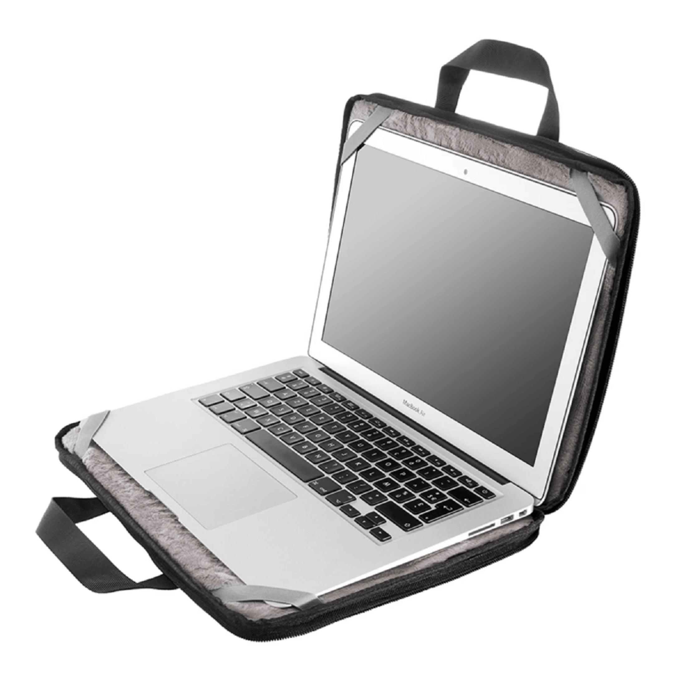 Un portátil plateado dentro de una funda blanda y negra con asas.