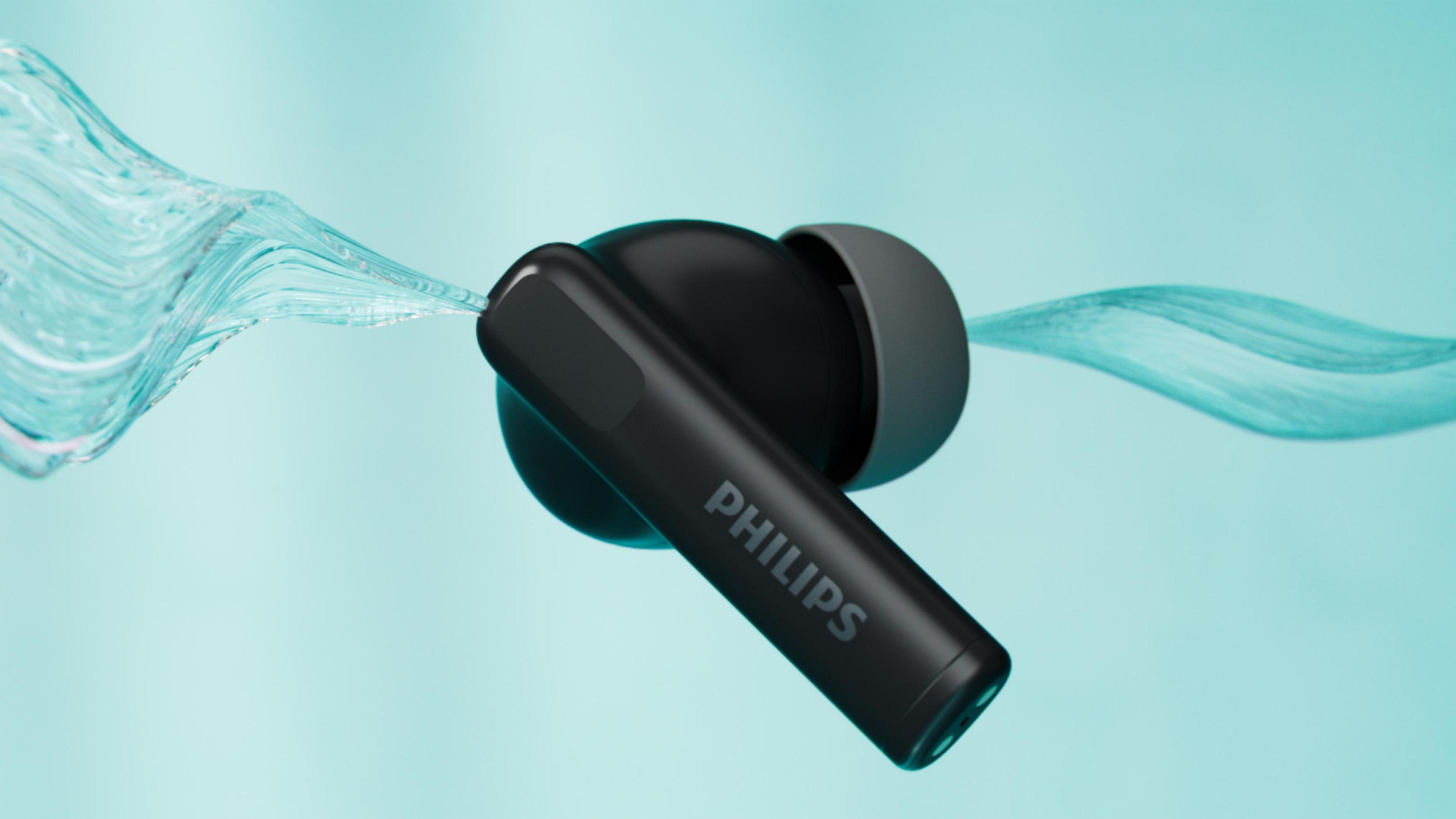 Un auricular Philips negro con una franja de agua sobre fondo azul.
