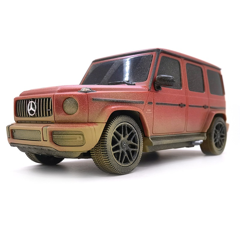 Czerwony model samochodu Mercedes G-Wagen z brudem na karoserii.